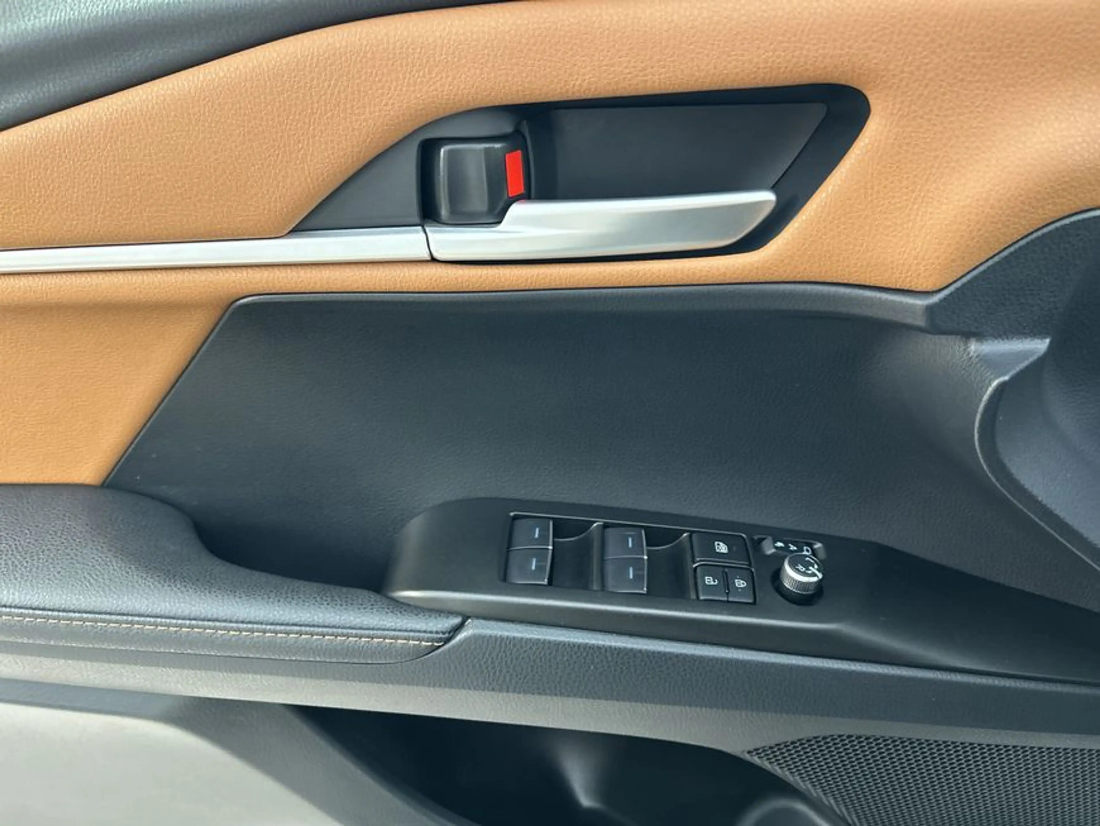 Toyota Camry 2.5 Hybrid Executive — photo 19