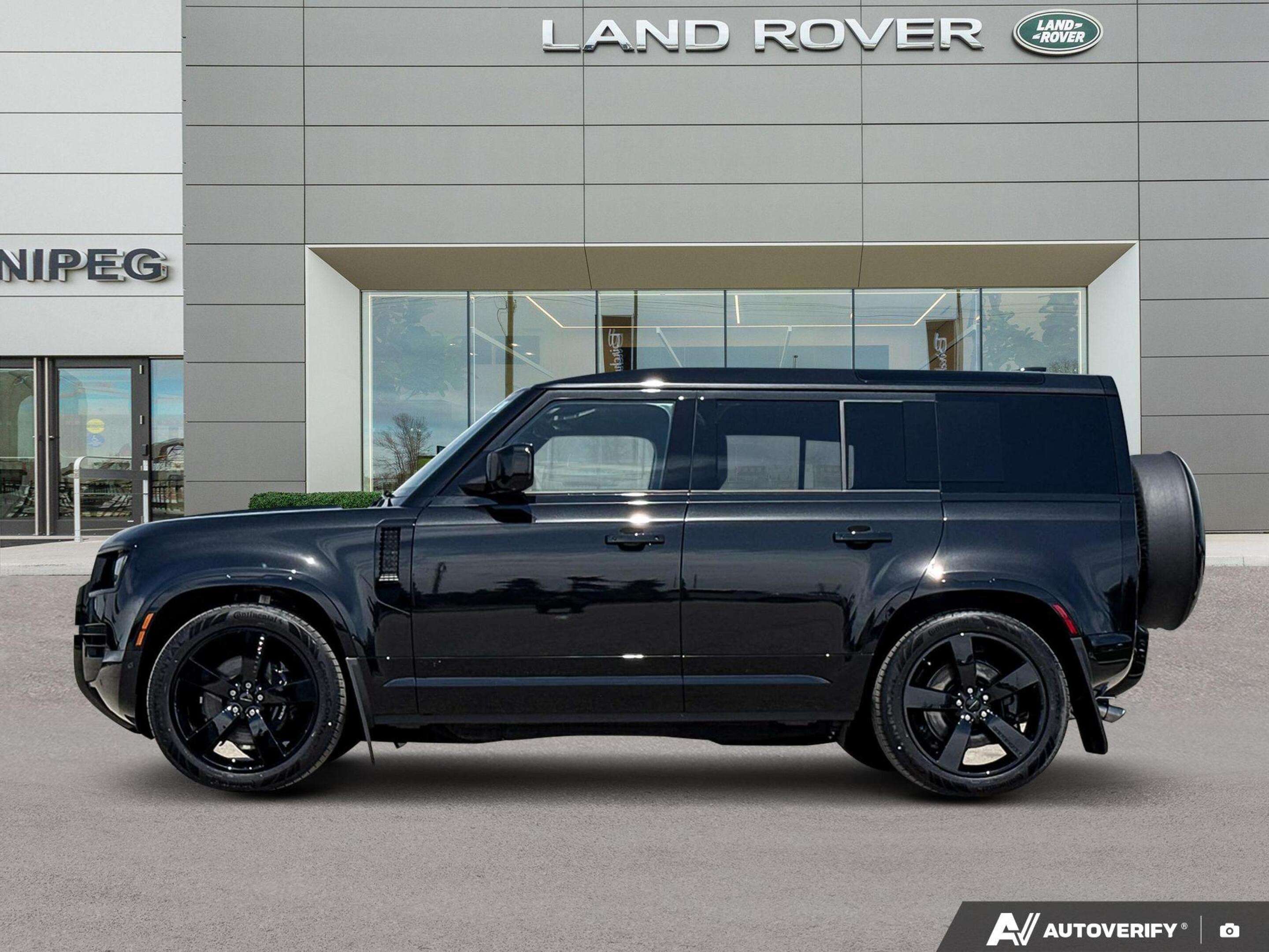 2026 Land Rover Defender 110 P525 V8 alt 4