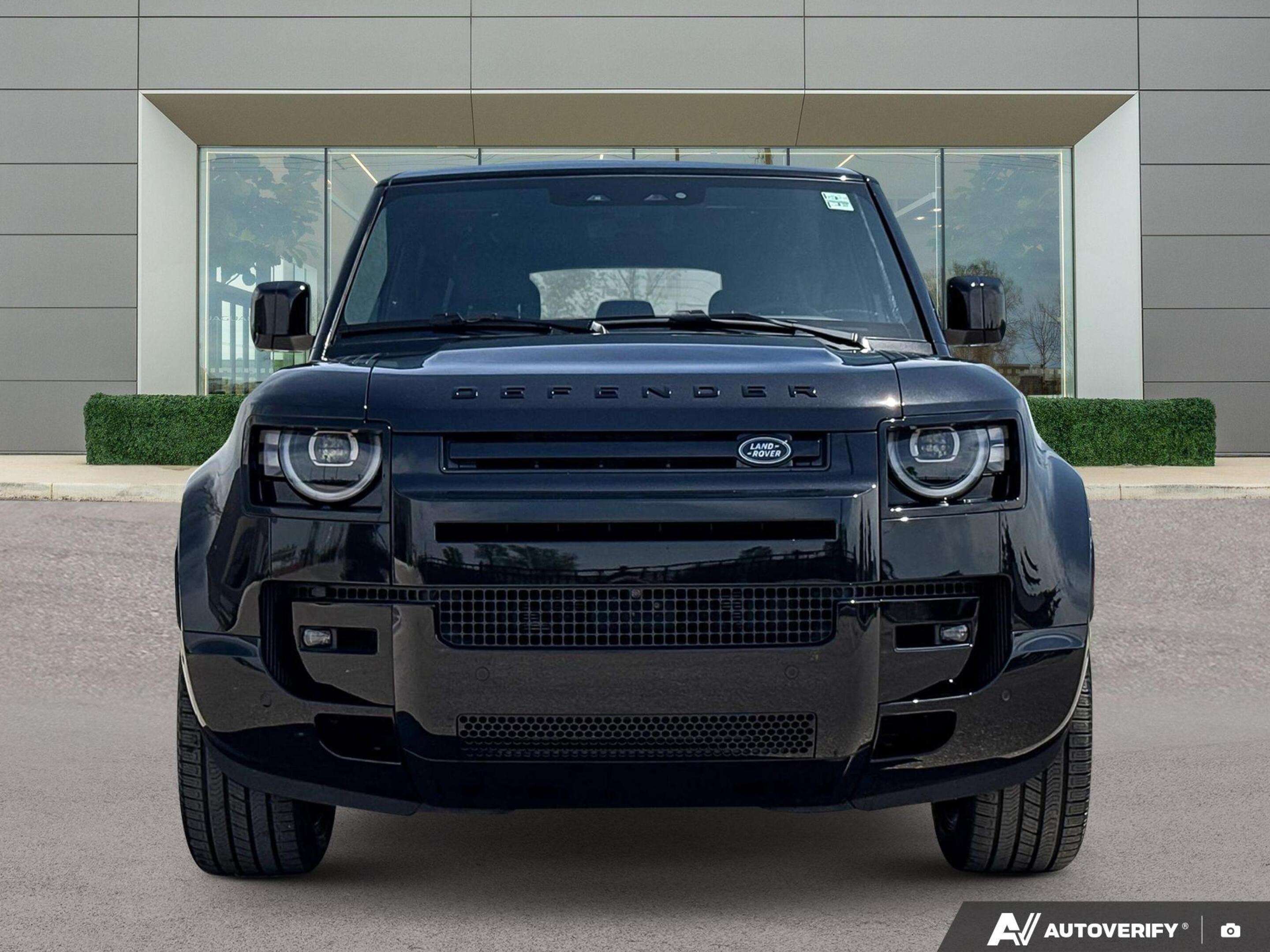 2026 Land Rover Defender 110 P525 V8 alt 3