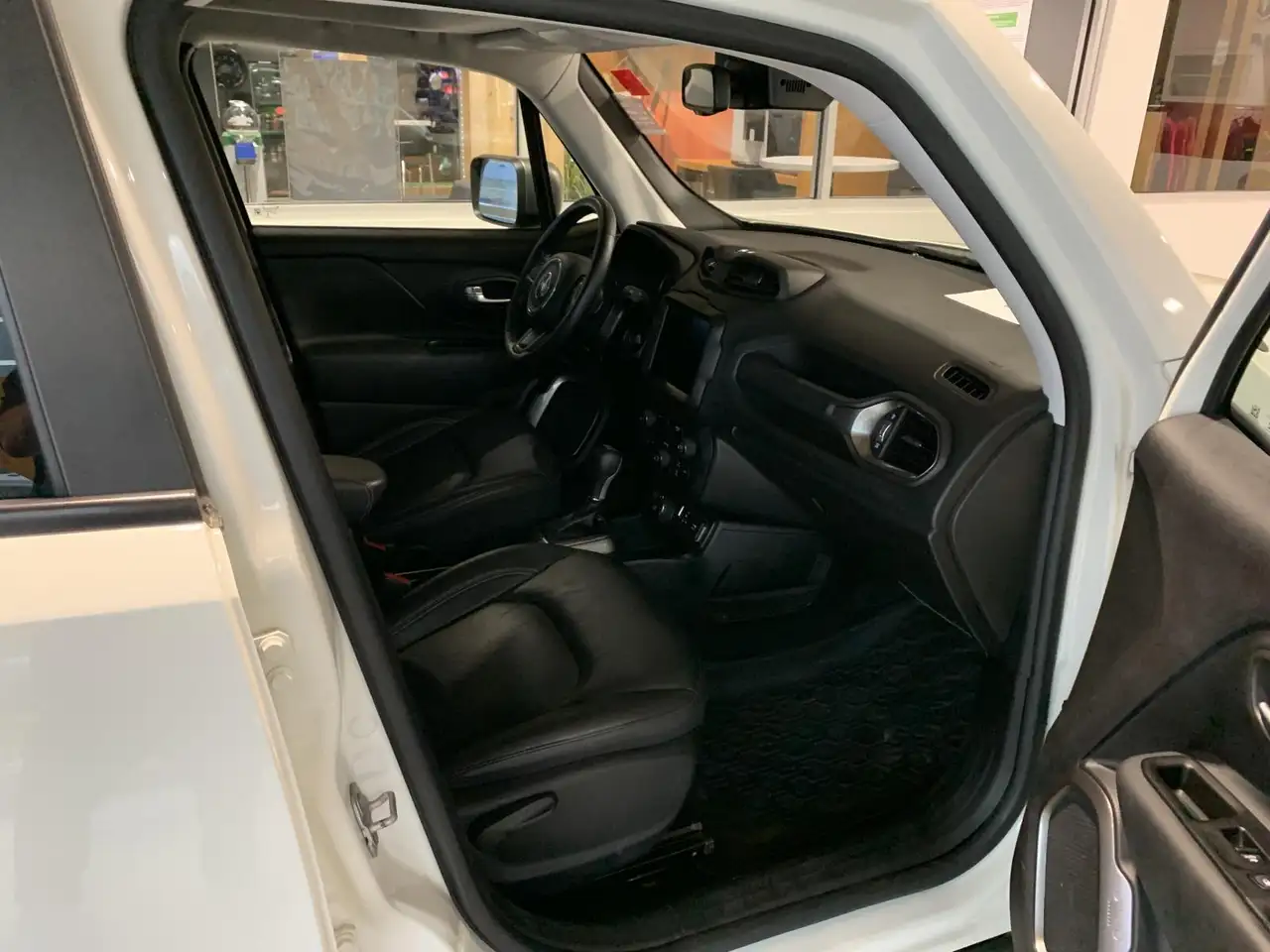 Jeep Renegade снимка Jeep Renegade