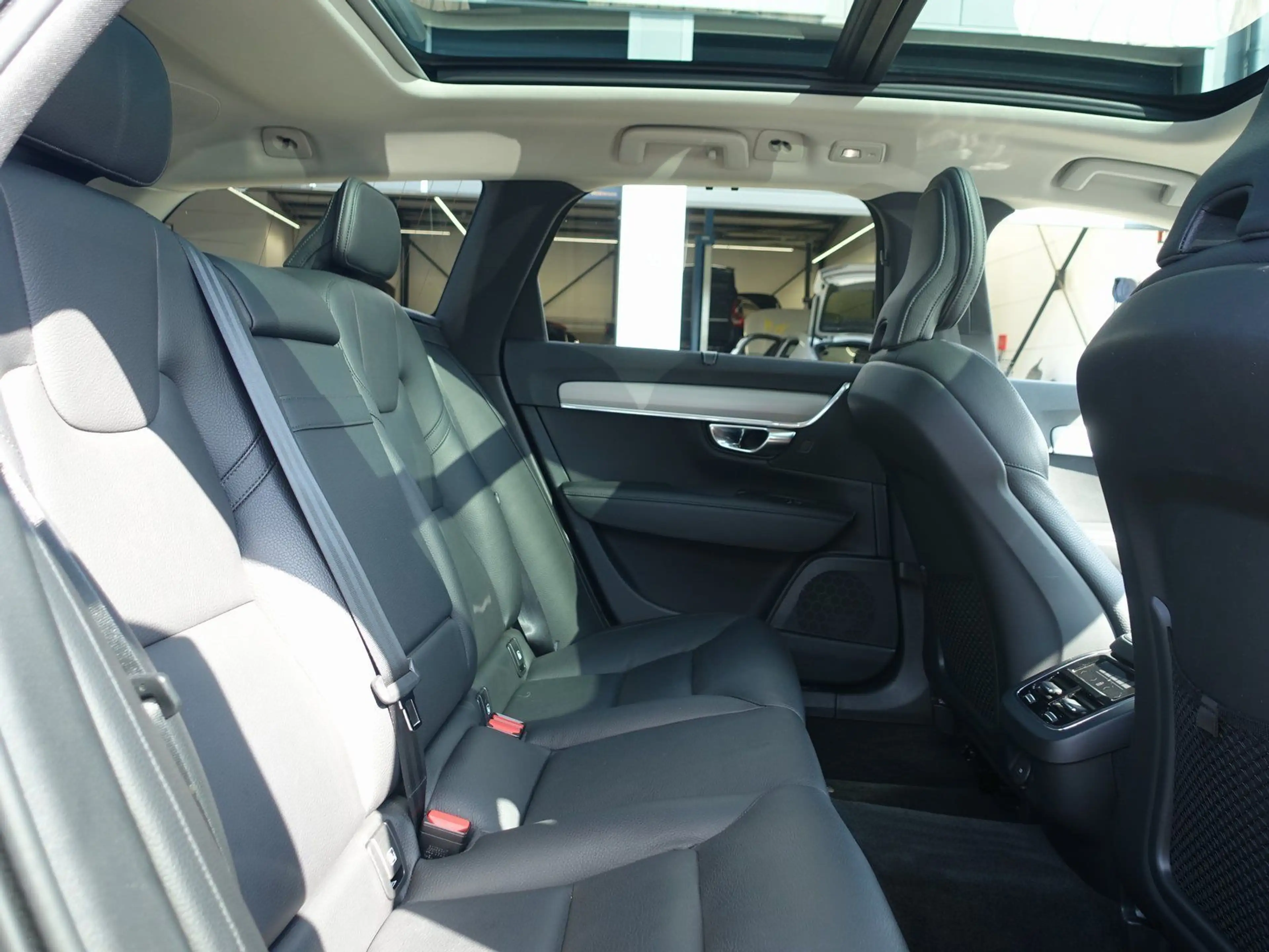 Volvo V90 B5 AWD Momentum Pro/AHK/Kamera/BLIS/Pano. — photo 9