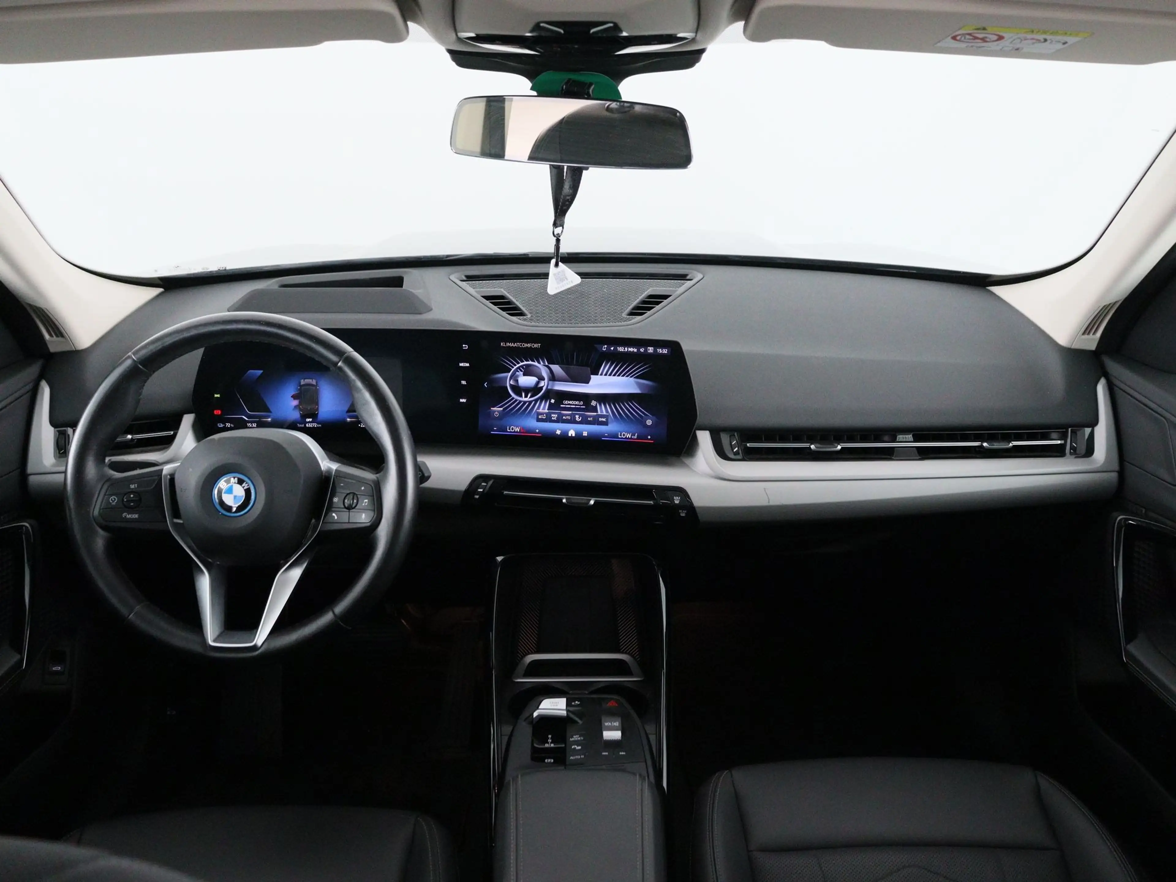 BMW iX1 xDrive30 67 kWh — photo 14