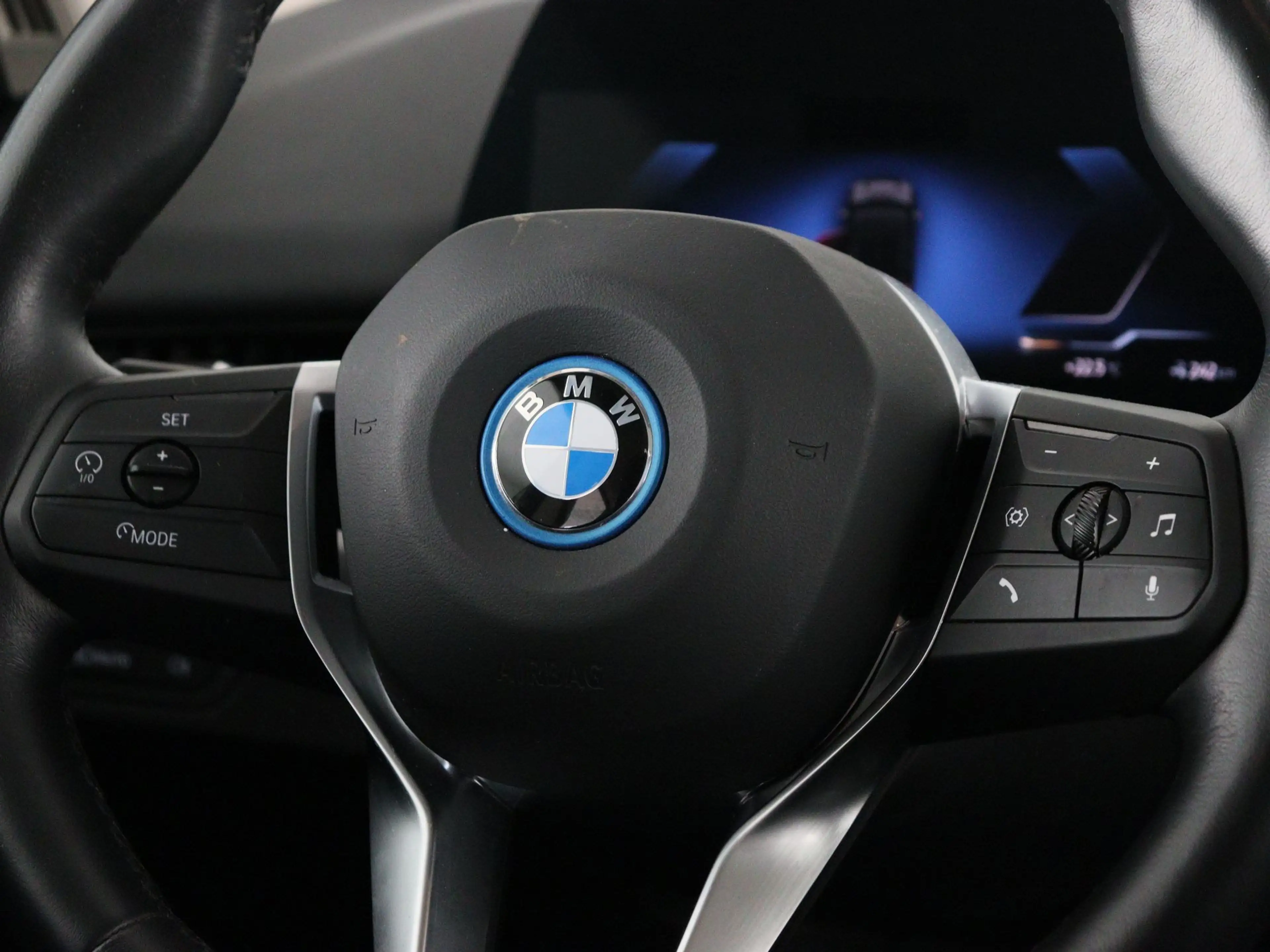 BMW iX1 xDrive30 67 kWh — photo 2
