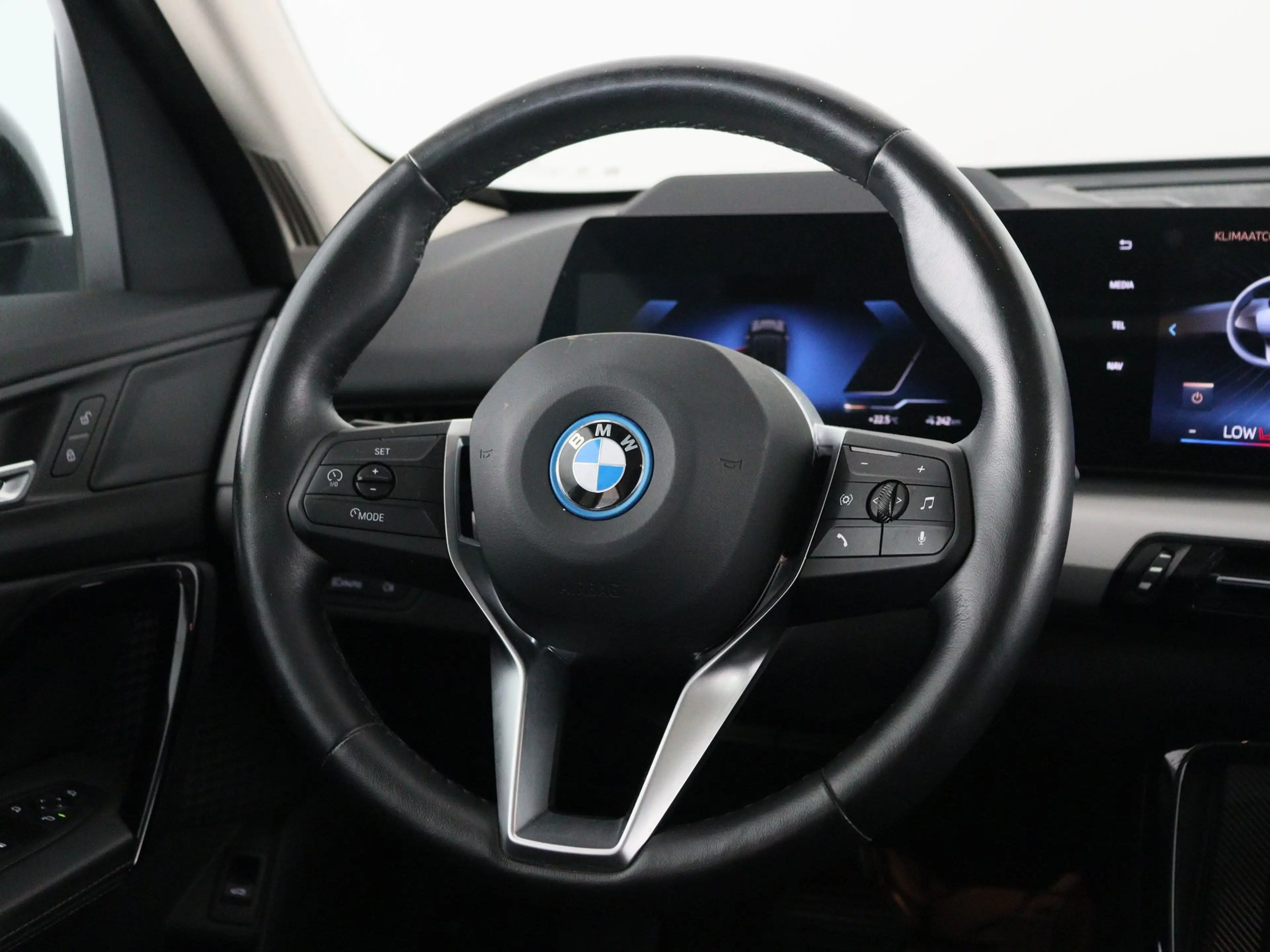 BMW iX1 xDrive30 67 kWh — photo 3