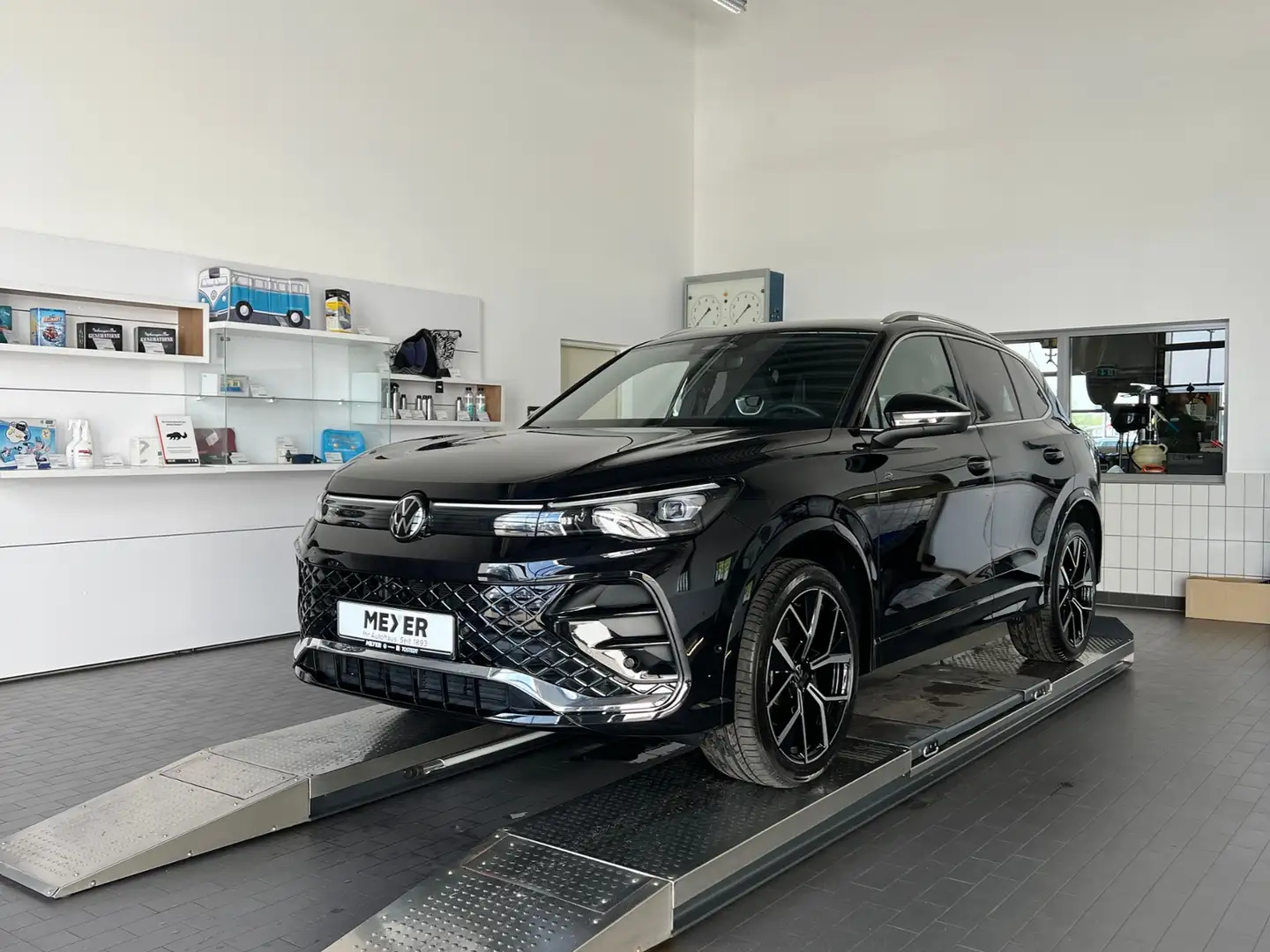 Volkswagen Tiguan R-Line 2.0 TDI DSG 4Motion *AHK, IQ.Light, 20'-LM Schwarz - 2