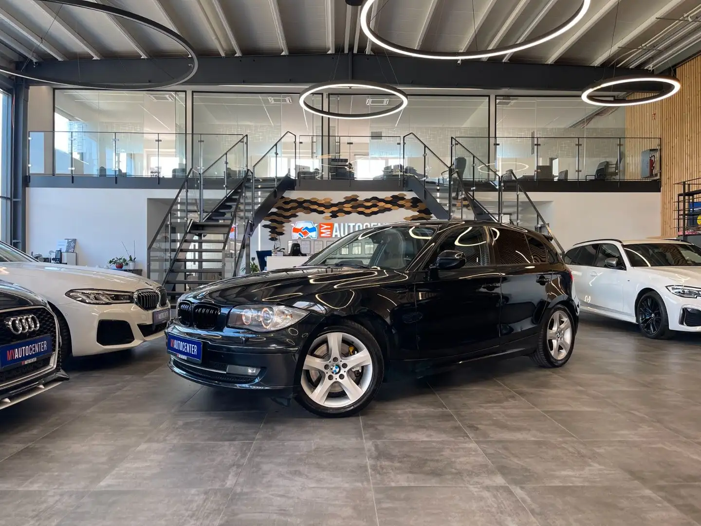 BMW 123 d 5-Türer *NAVI*XENON*SPORTSITZ*TEMPOMAT*SZHZ Czarny - 1