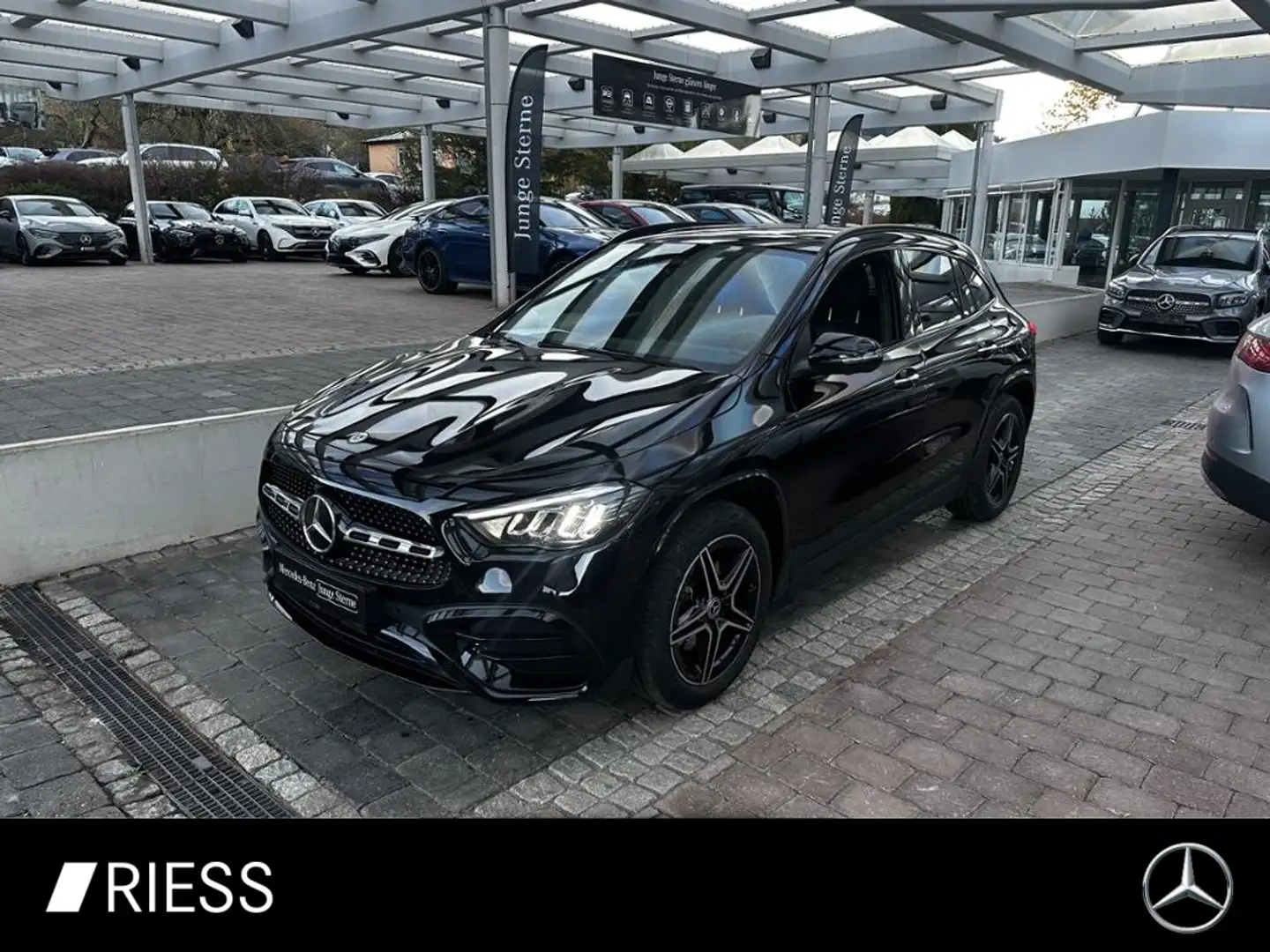 Mercedes-Benz GLA 200 AMG Sport Night Distr Pano AHK Keyless 360 Schwarz - 1