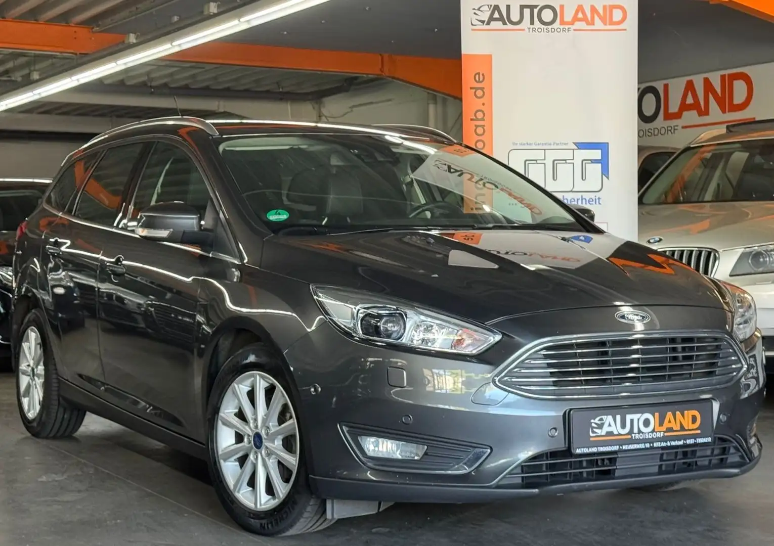 Ford Focus Turnier Titanium*1.HAND*NAVI*KAMERA*XENON* Grau - 1