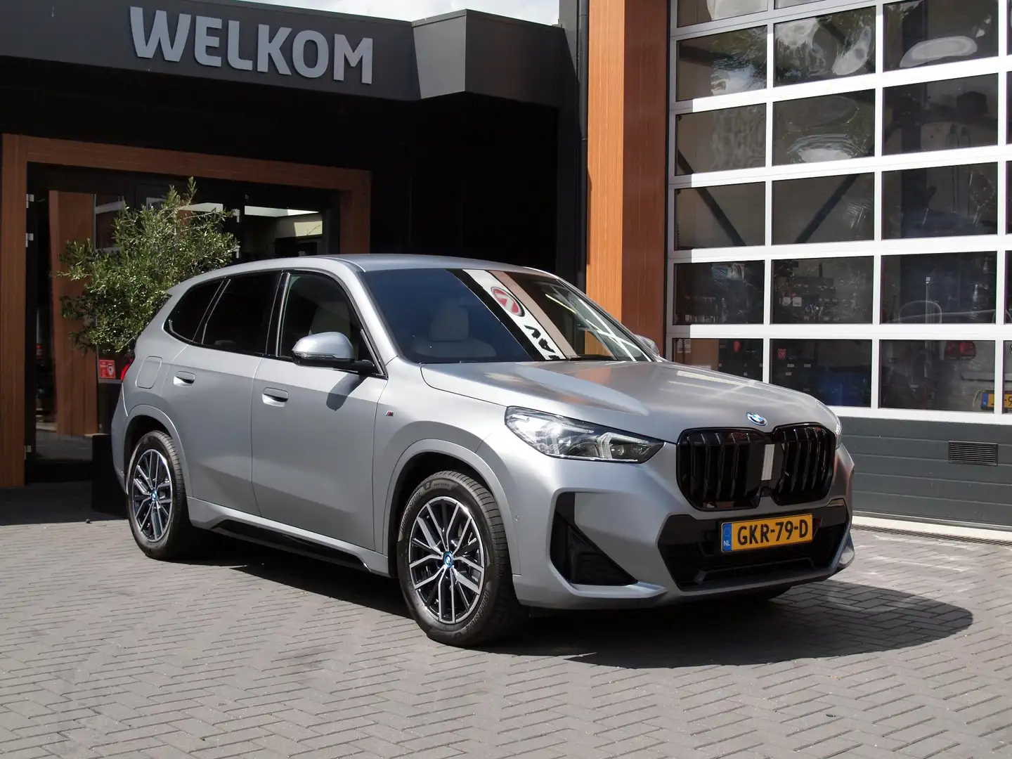 BMW iX1 eDrive20 67 kWh | M-Pakket | NL-Auto | Innovation Gris - 2
