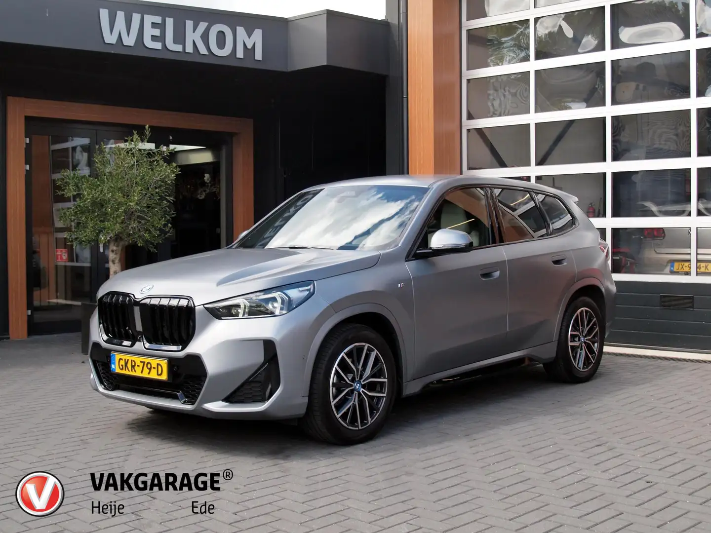 BMW iX1 eDrive20 67 kWh | M-Pakket | NL-Auto | Innovation Gris - 1