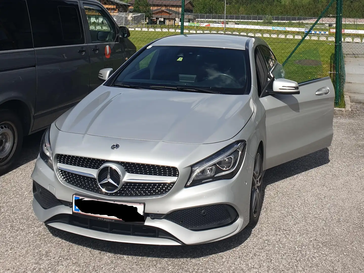 Mercedes-Benz CLA 180 CLA 180 d Shooting Brake Silber - 1