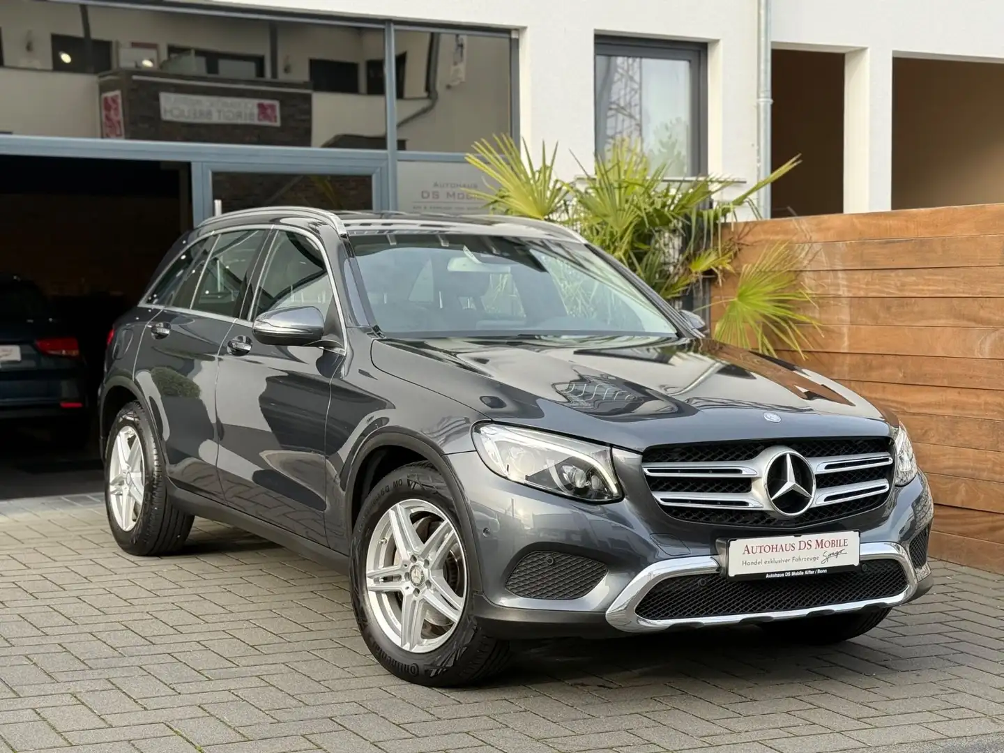 Mercedes-Benz GLC 250 d 4Matic Memory/Navi/AHK Grau - 1