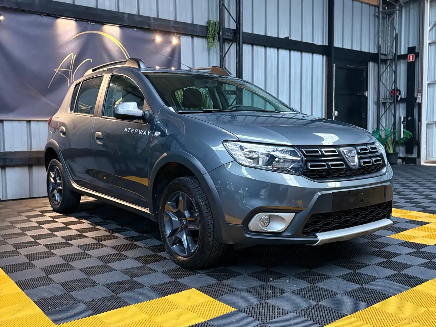 Dacia Sandero Sandero Stepway 0.9 TCe Urban Explorer (EU6.2) Gris - 1