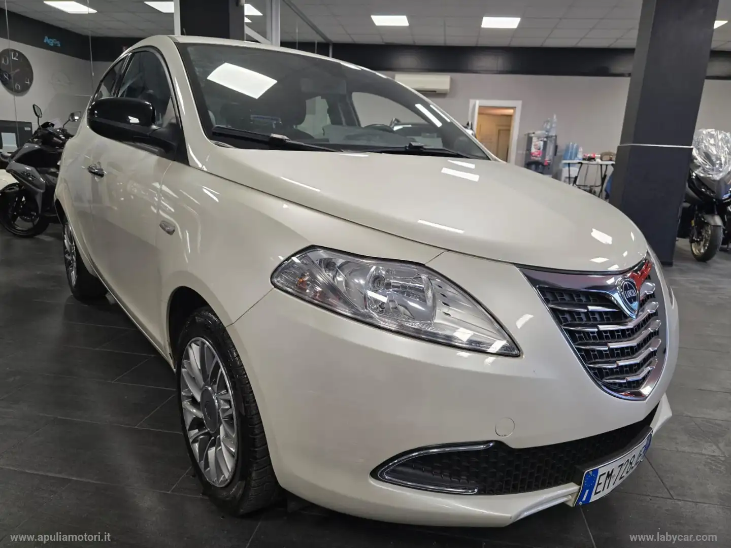 Lancia Ypsilon 1.2 69 CV 5p. S&S Platinum Bianco - 1