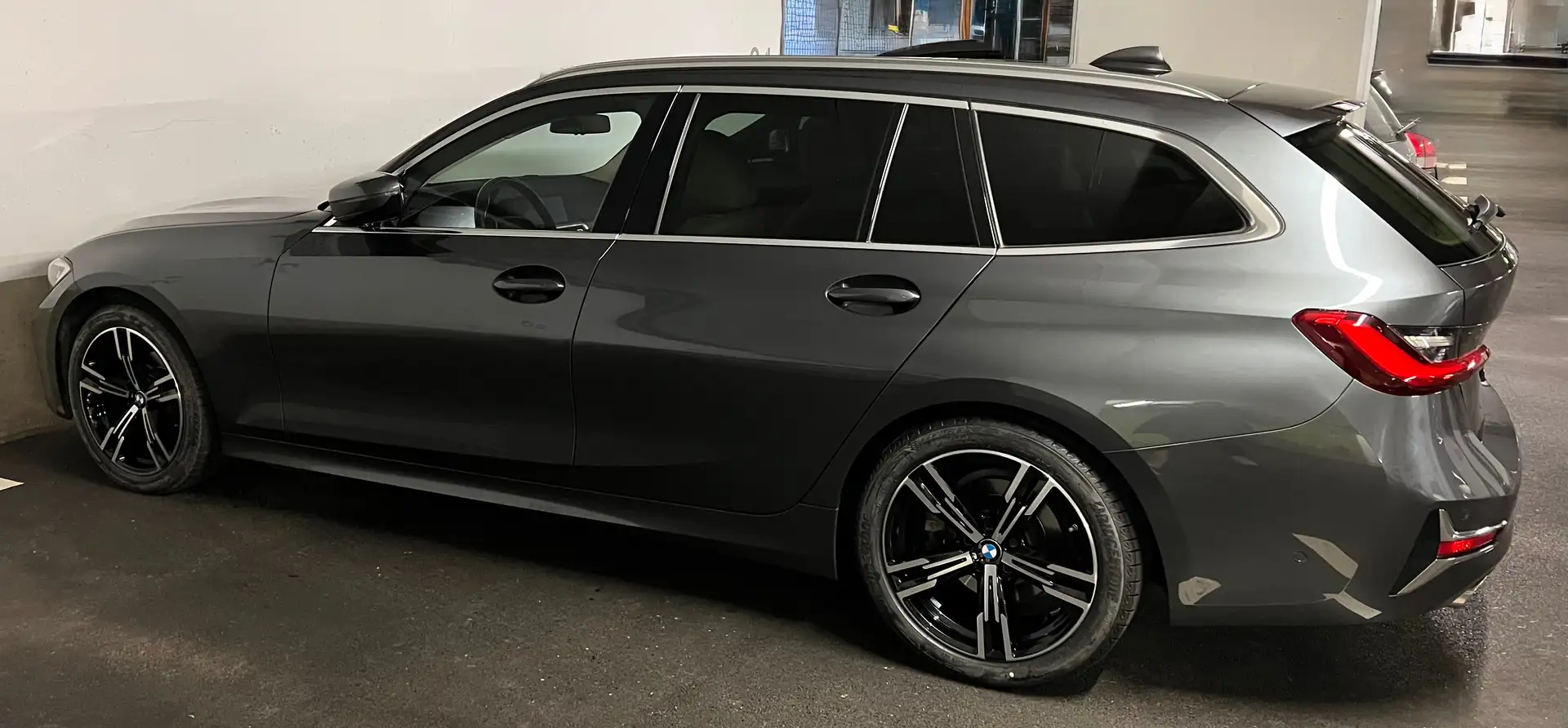 BMW 318 318d Touring Aut. Grau - 2