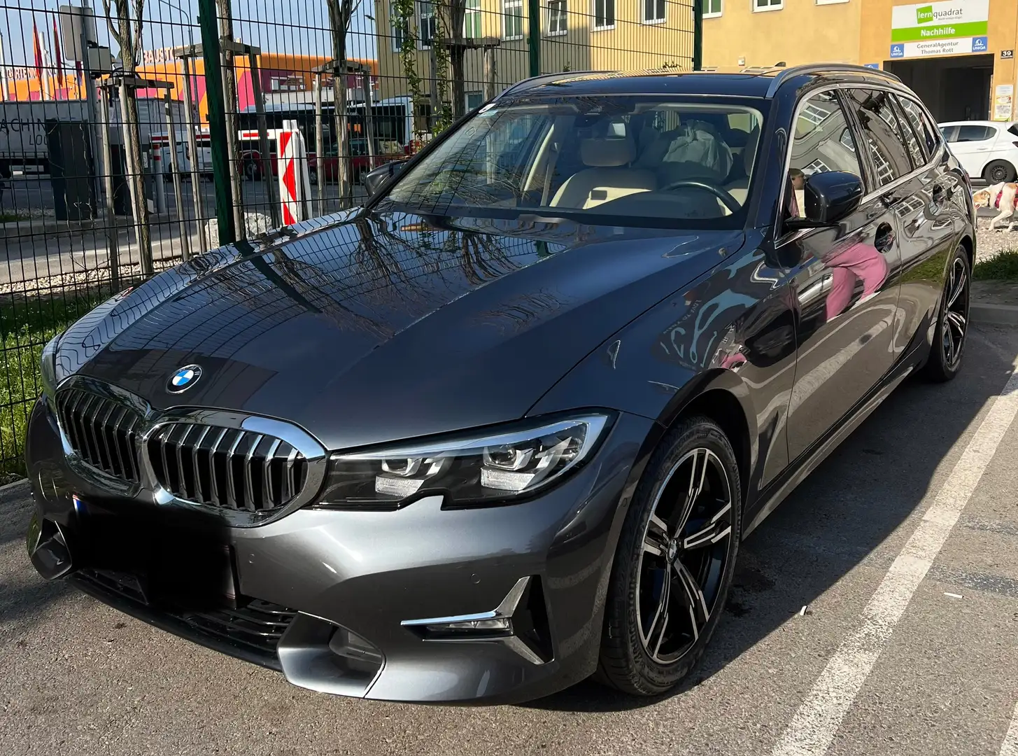 BMW 318 318d Touring Aut. Grau - 1