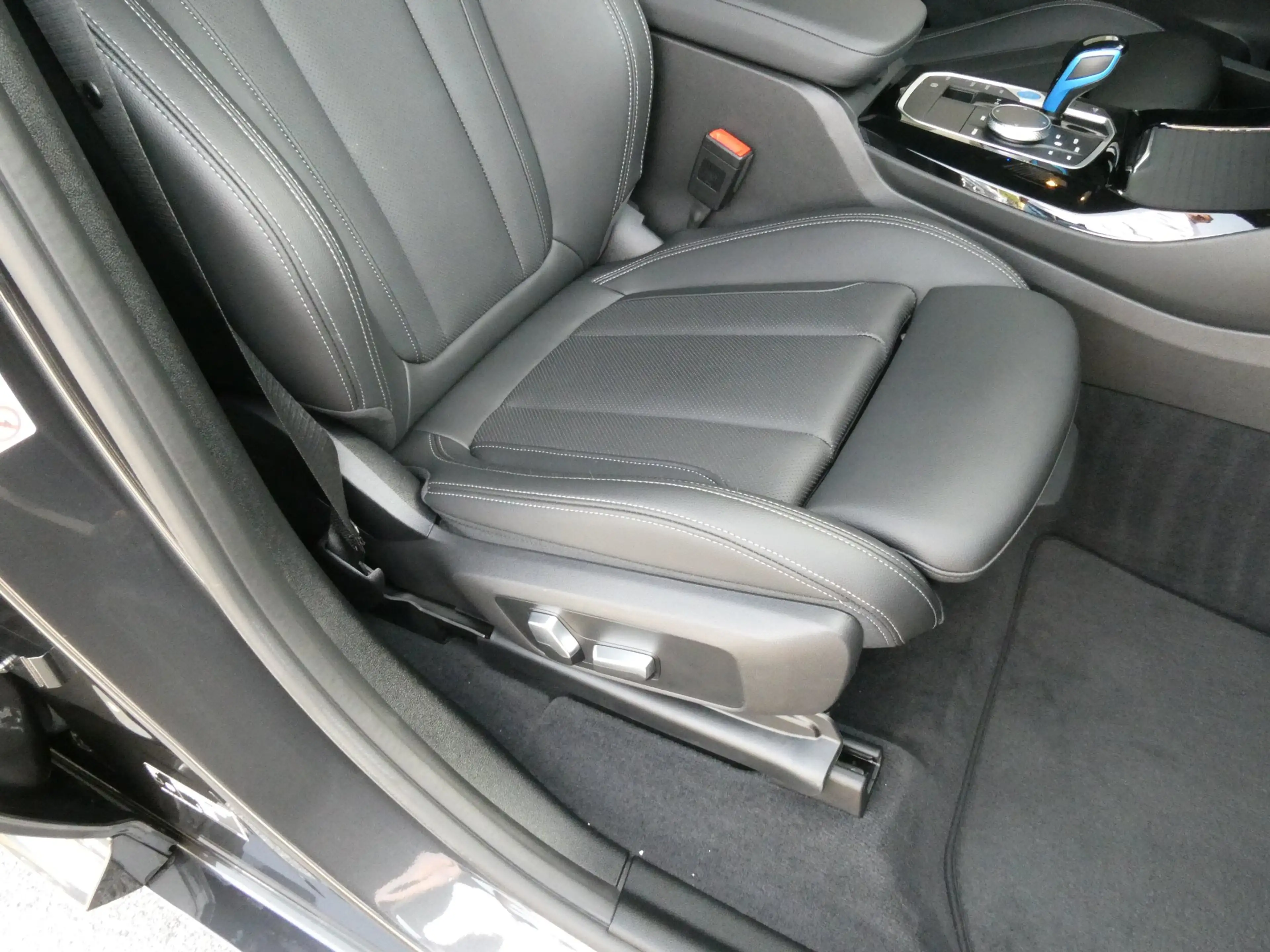 BMW iX3 M — photo 8