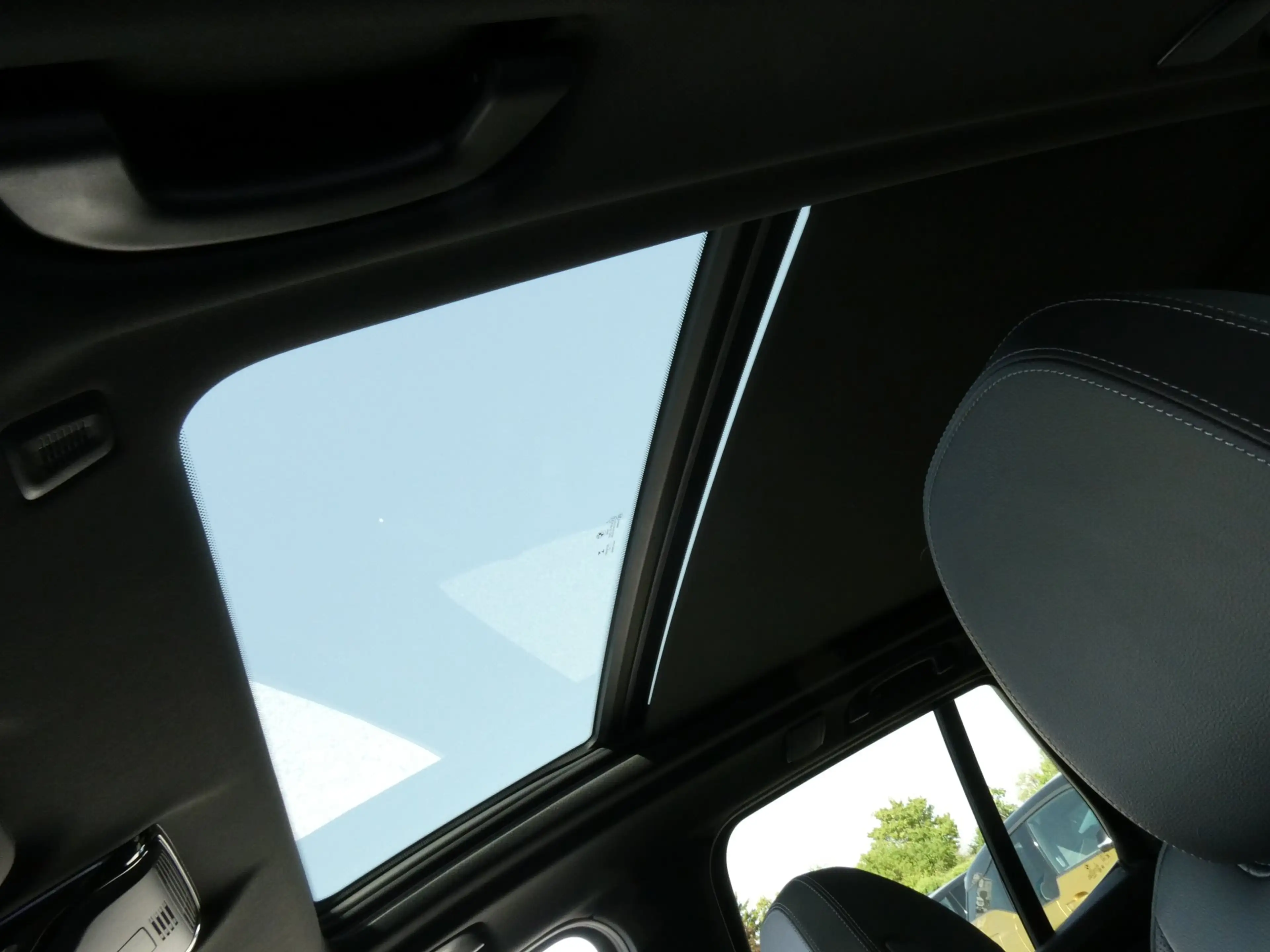 BMW iX3 M — photo 12