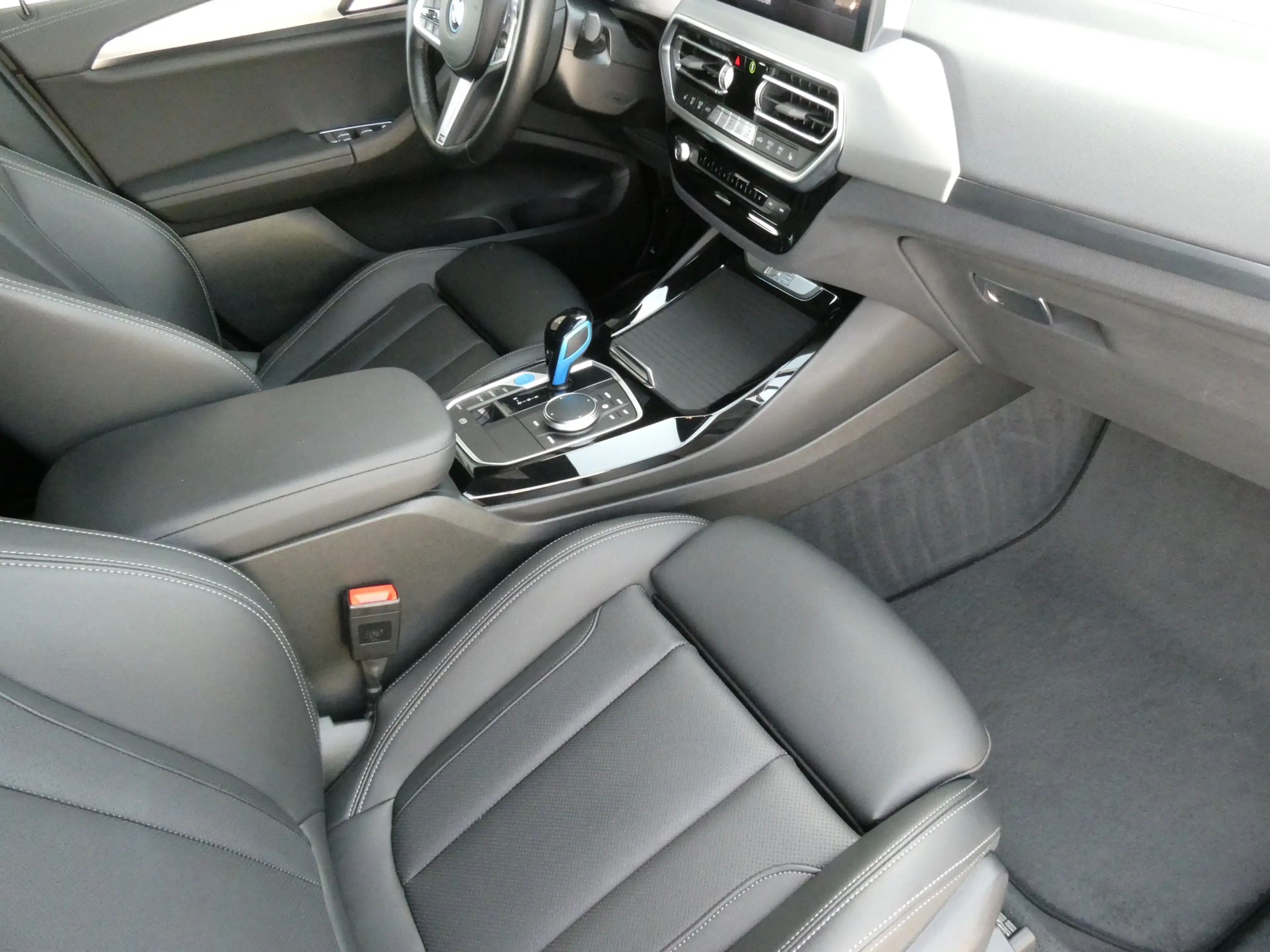 BMW iX3 M — photo 6