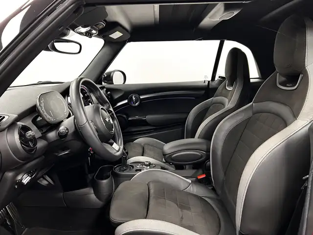 Mini Convertible view 4