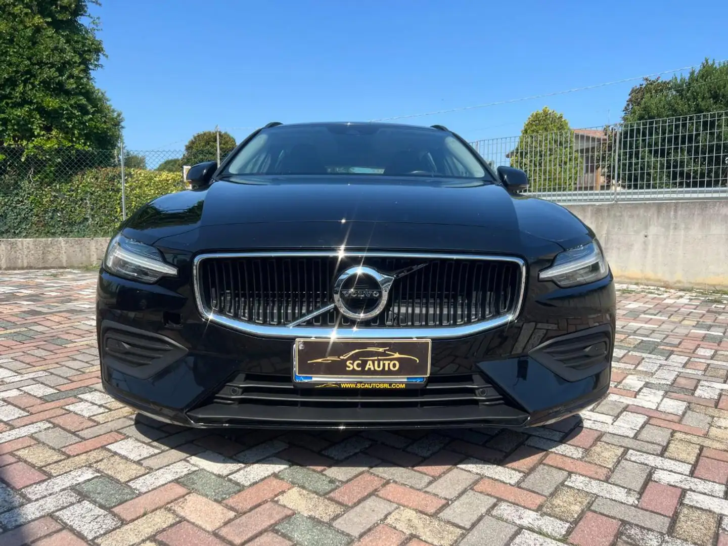 Volvo V60 B4 (d) Geartronic Momentum Business Pro Schwarz - 2