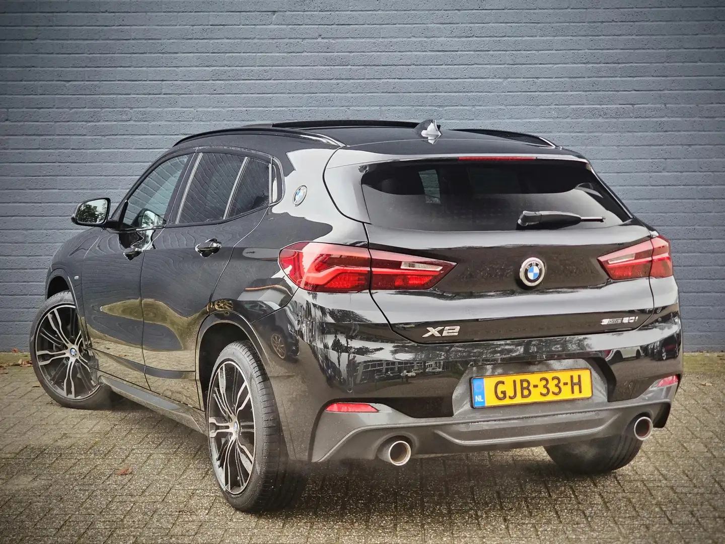 BMW X2 sDrive20i High Executive / PANO / HUD / M-SPORT Schwarz - 2