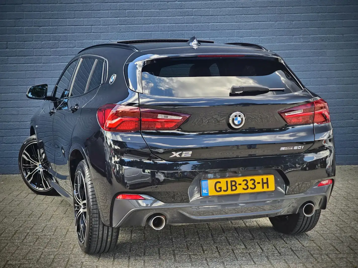 BMW X2 sDrive20i High Executive / PANO / HUD / M-SPORT Noir - 2