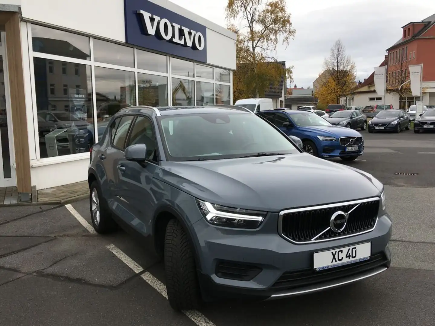 Volvo XC40 T4 Geartronic Momentum Pro Gris - 2