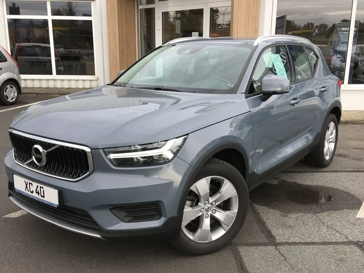 Volvo XC40 T4 Geartronic Momentum Pro Gris - 1