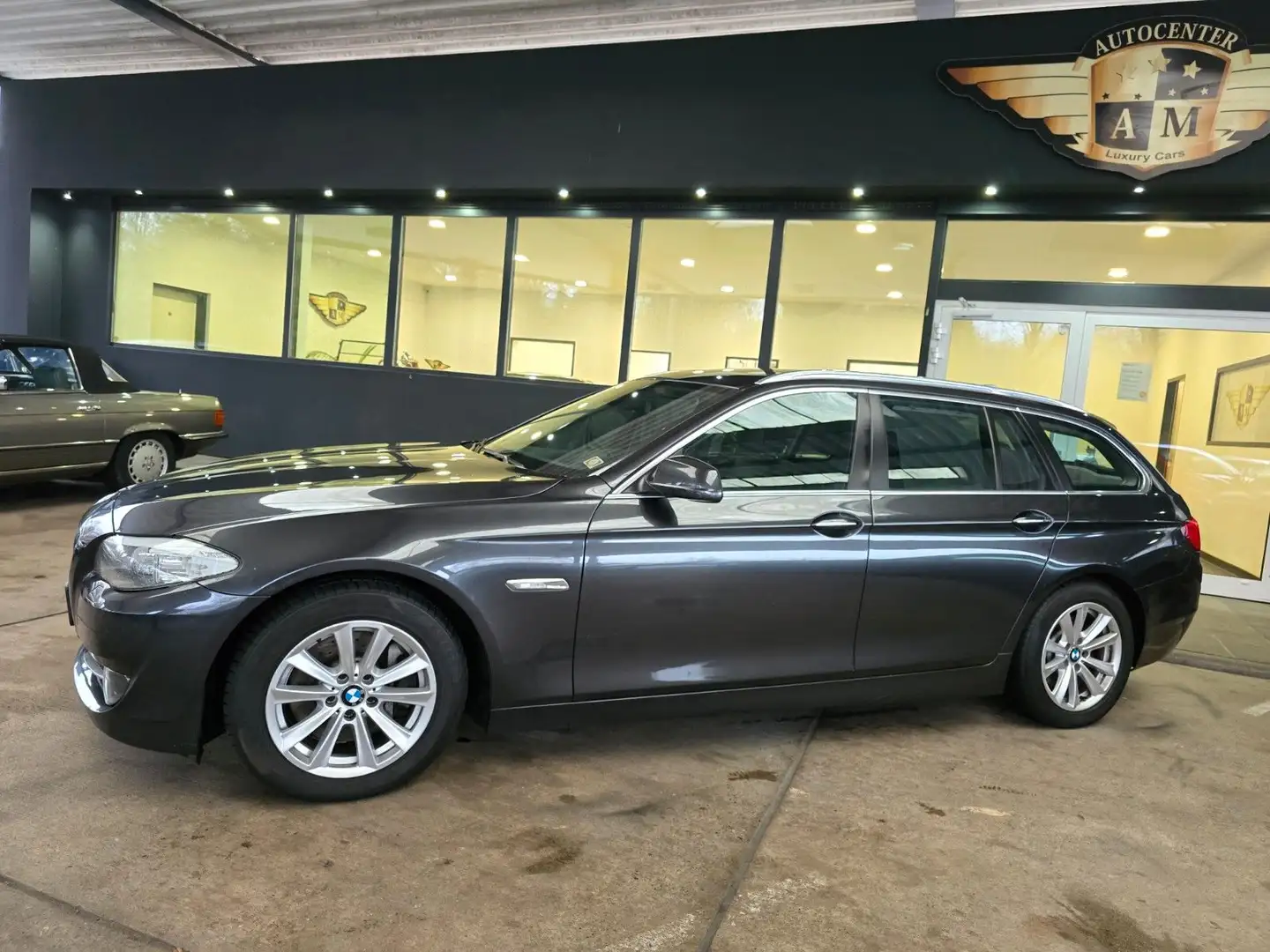 BMW 525 d Touring LEDER/NAVI/PANORAMA/Head-Up/BT/AHK Gris - 2