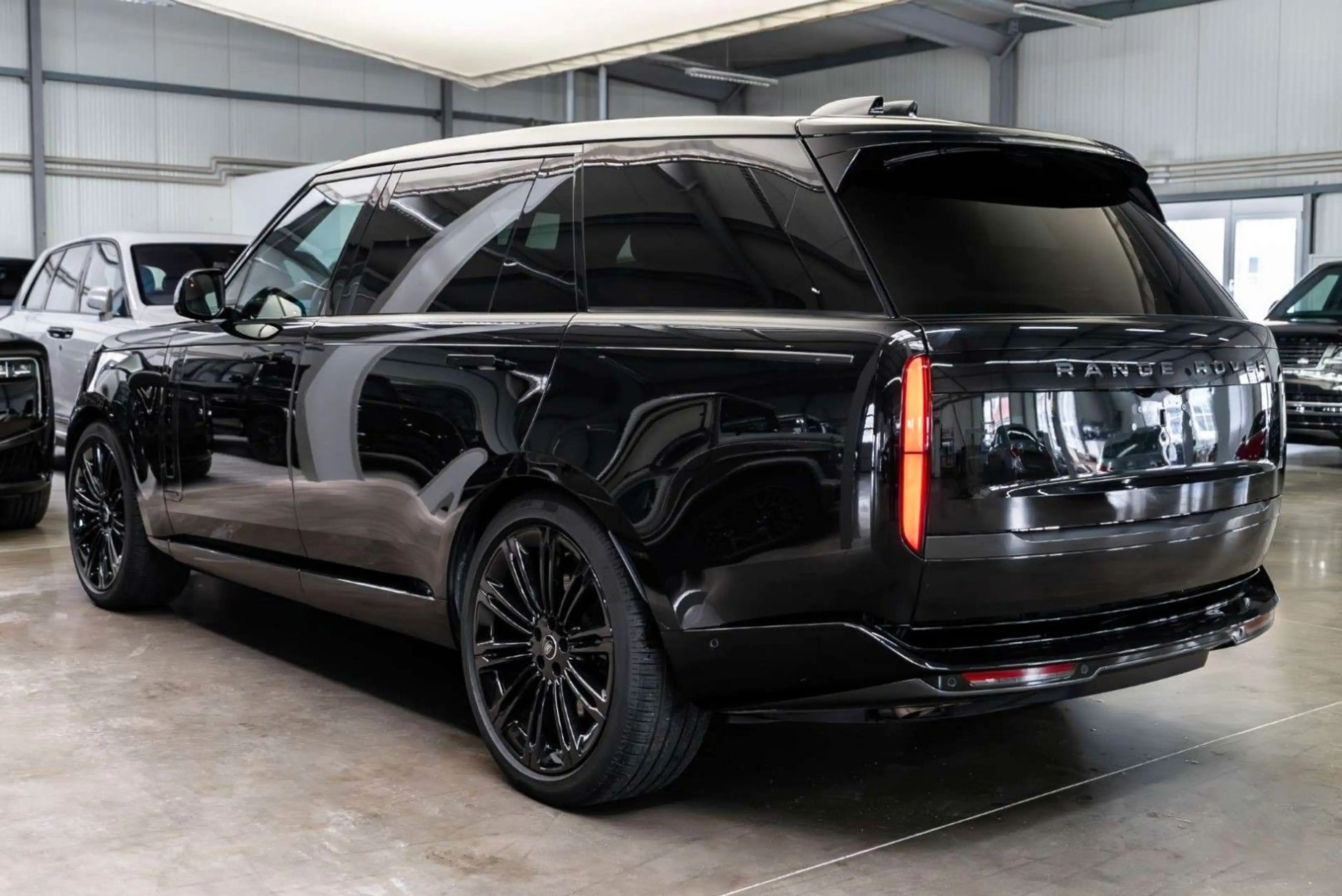 Land Rover Range Rover P530 LWB Autobiography / Prod. 2025 — photo 12