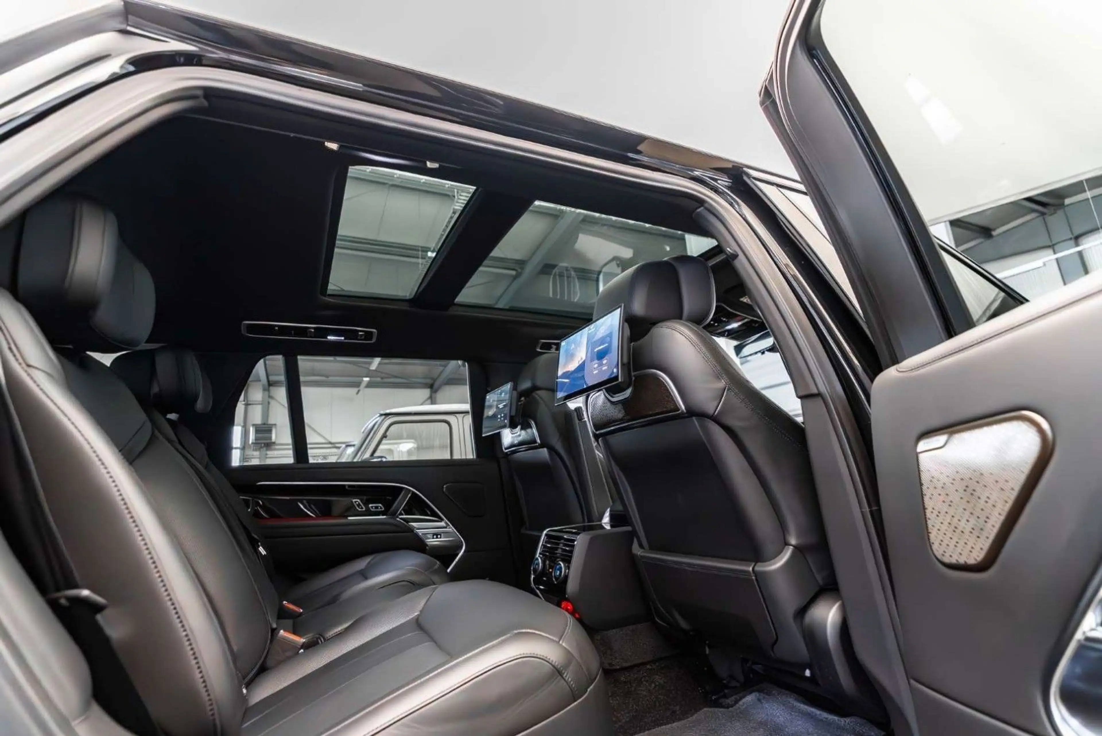 Land Rover Range Rover P530 LWB Autobiography / Prod. 2025 — photo 3