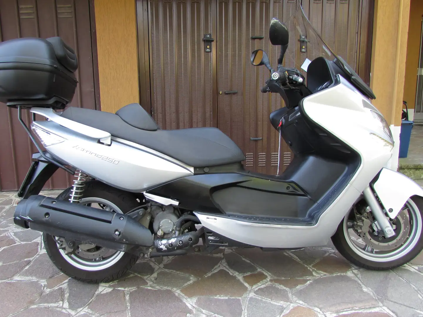 Kymco Xciting 250i Plateado - 2