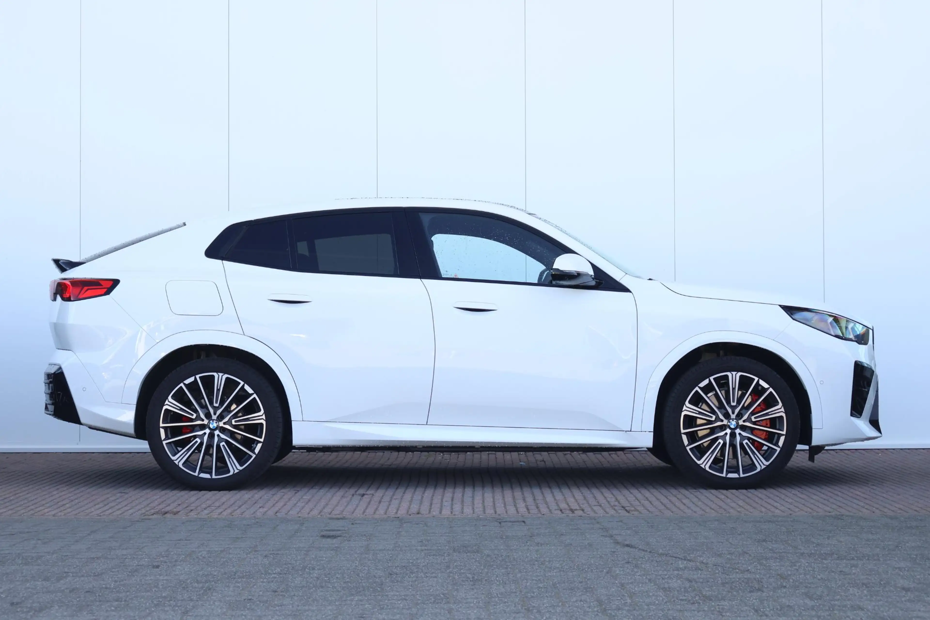 BMW iX2 eDrive20 67 kWh M Sport Edition M Sportpakket Pro — photo 5