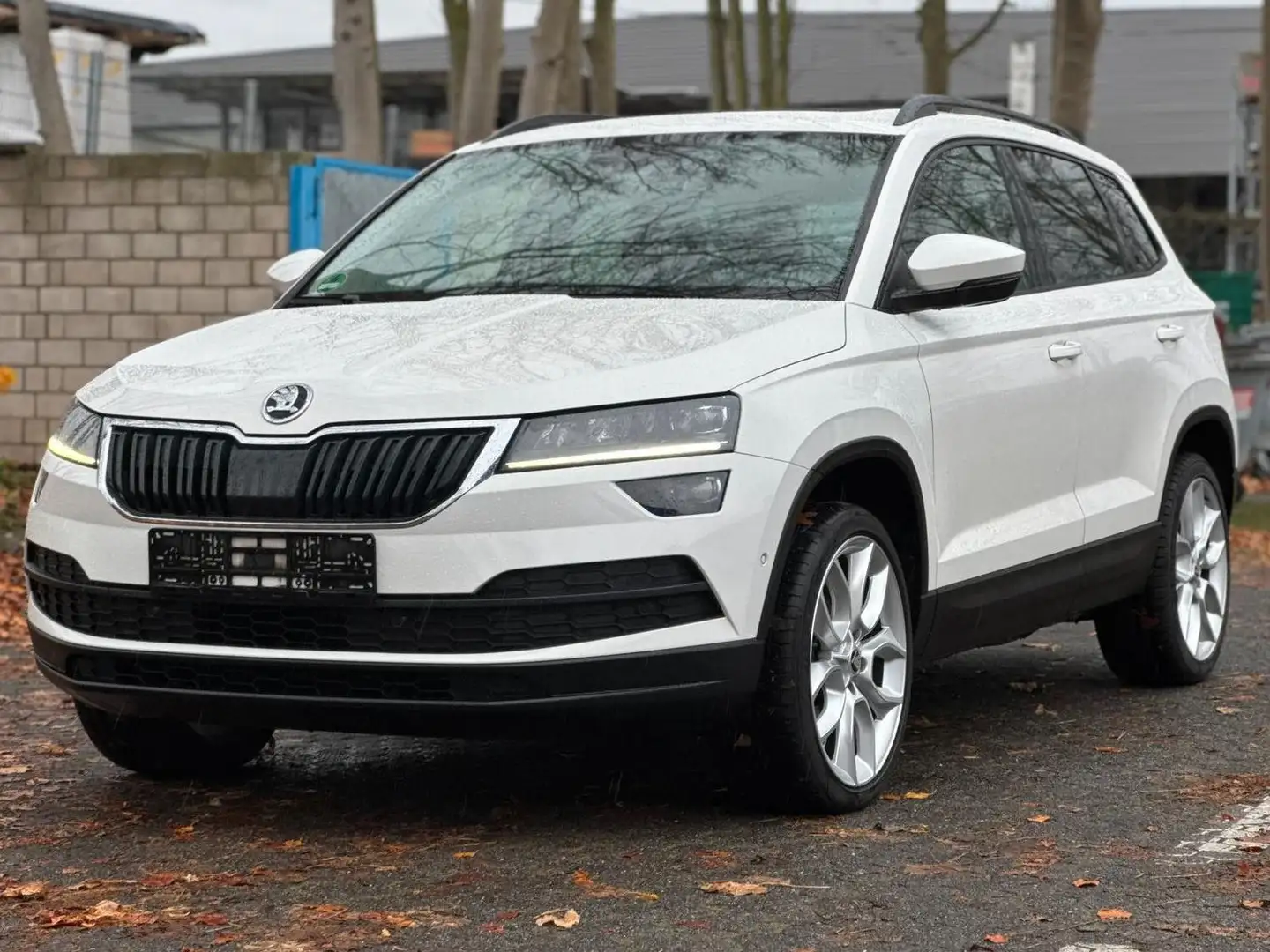 Skoda Karoq Style | *TÜV-NEU*PANO*NAV*KAMERA*KEYLESS* White - 1