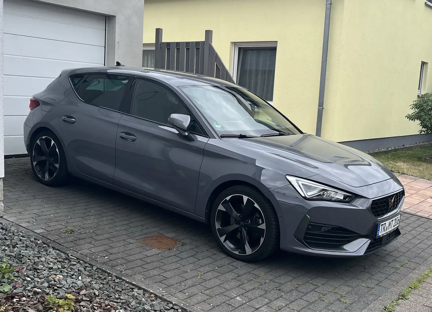 CUPRA Leon 2,0 TSI DSG Beats Audio Grau - 1