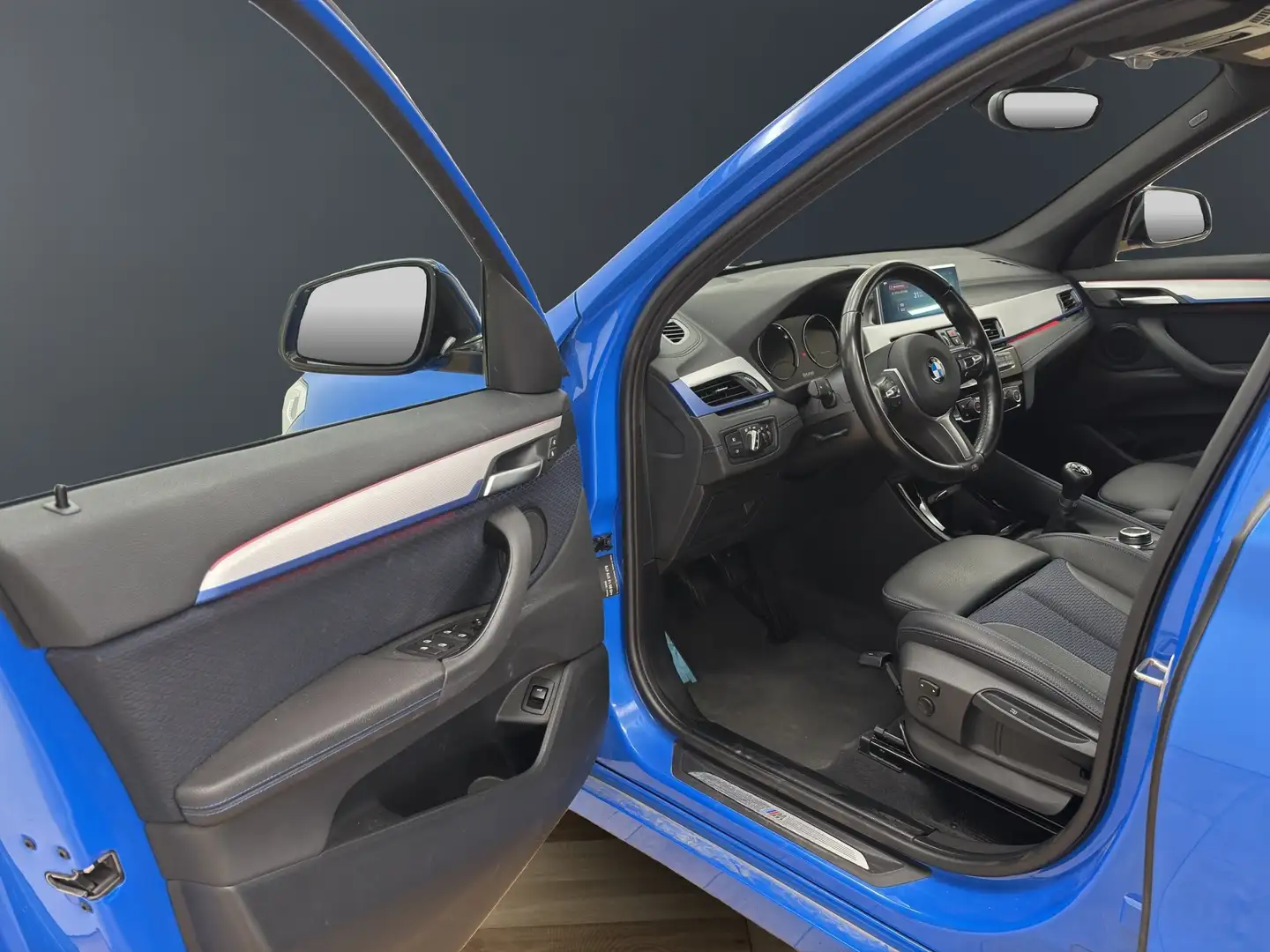 BMW X1 sDrive18i [M Sport, Navi, LED, PDC, SHZ] Bleu - 2