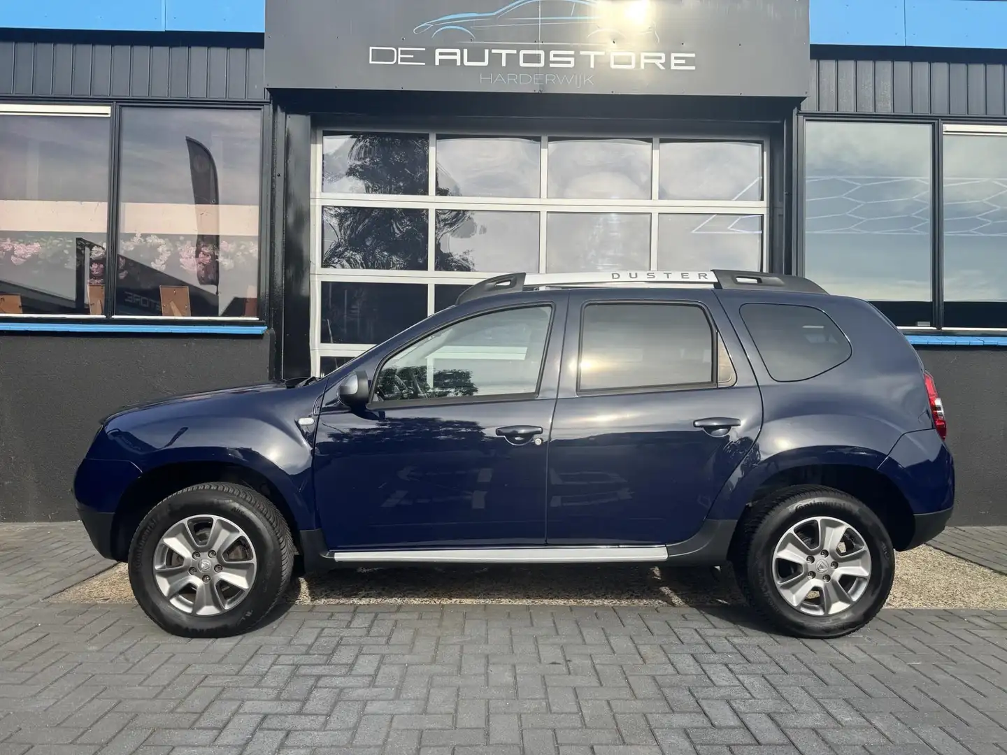 Dacia Duster 1.2 TCe 4x2 Lauréate 1e Eig navi Airco Cruise Trek Blauw - 2