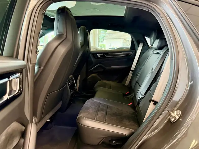 Porsche Cayenne view 10