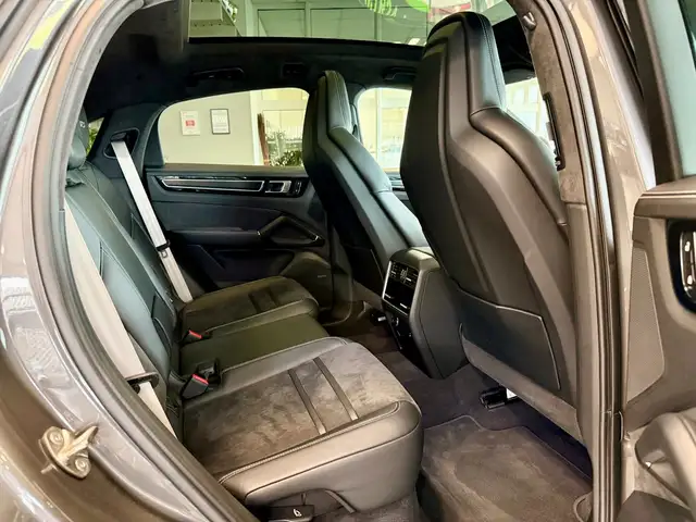 Porsche Cayenne view 13