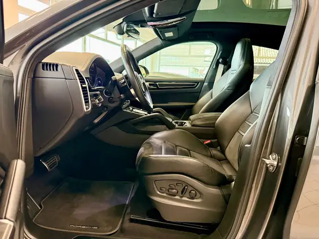Porsche Cayenne view 9