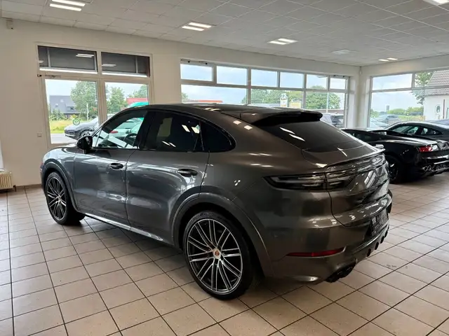 Porsche Cayenne view 3