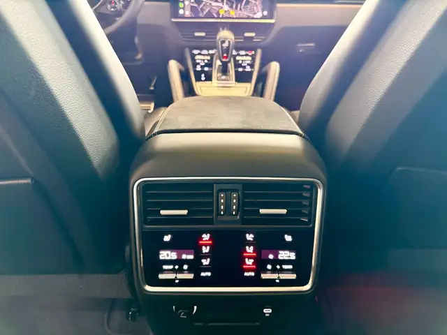 Porsche Cayenne view 11