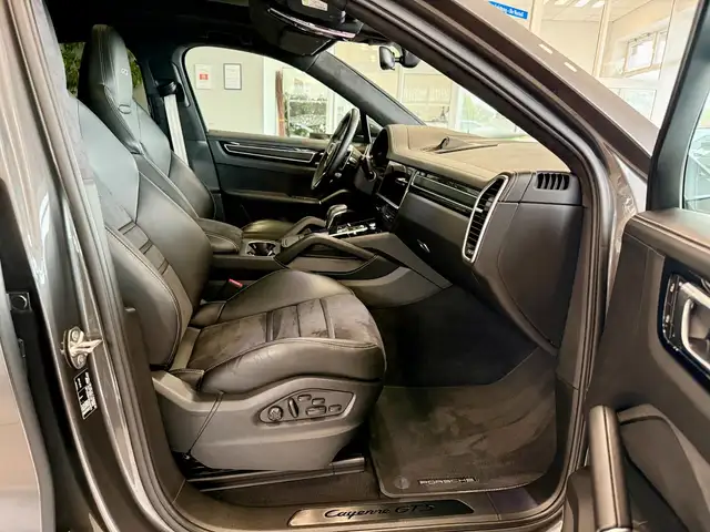 Porsche Cayenne view 14