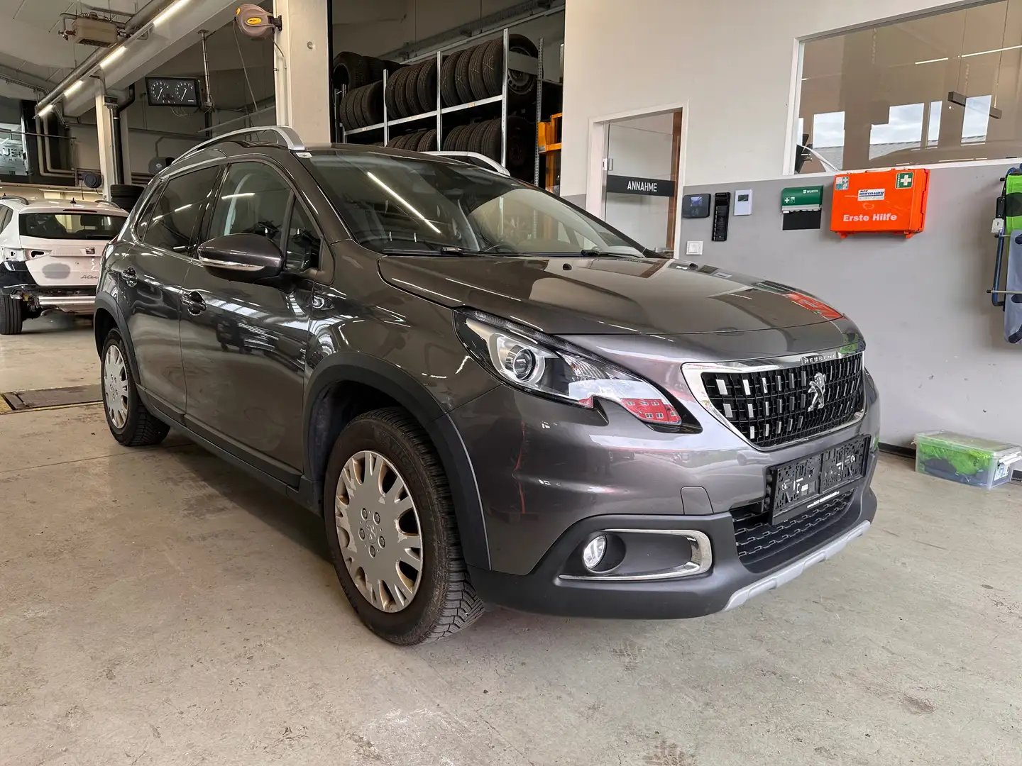 Peugeot 2008 Allure Silber - 1