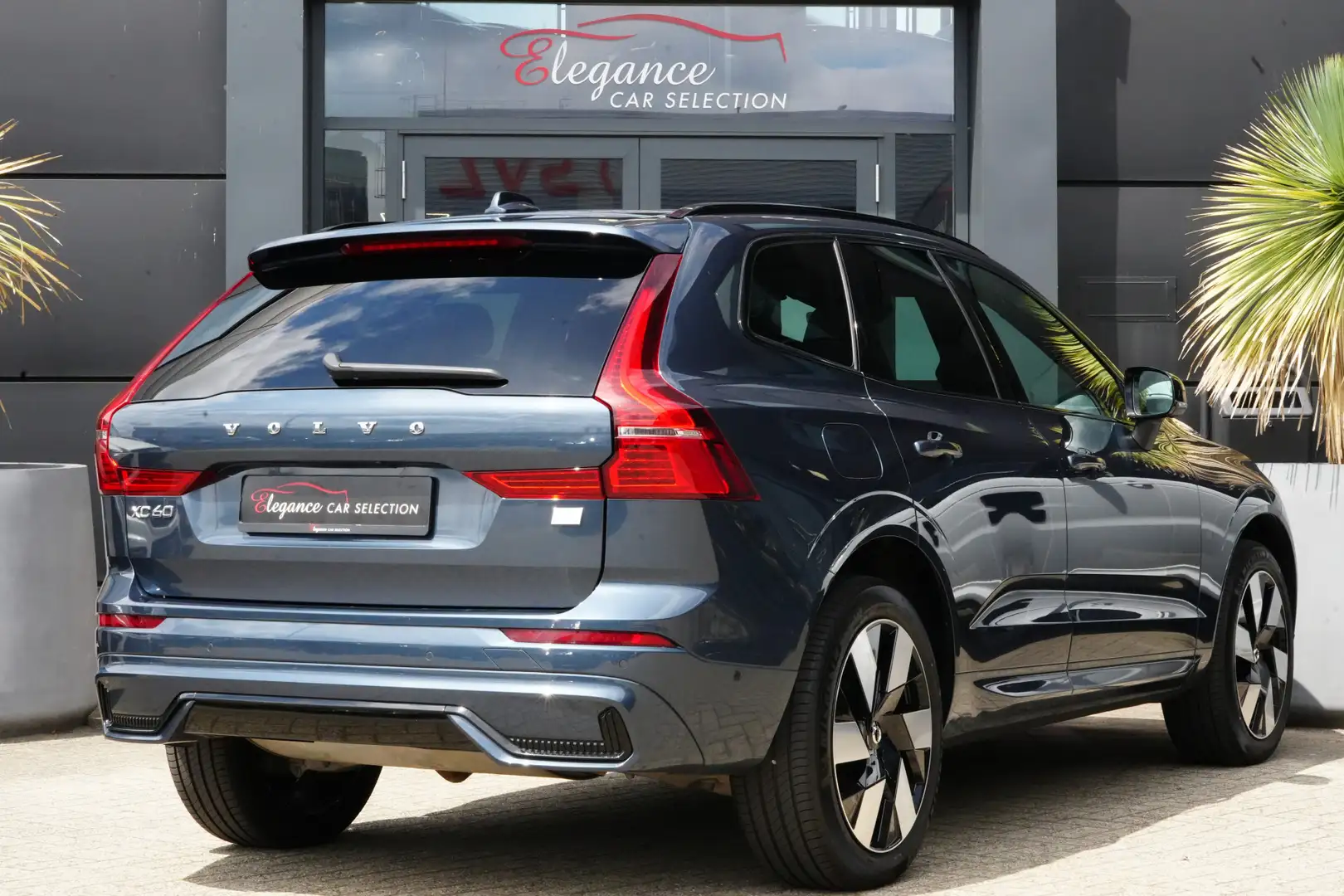 Volvo XC60 2.0 T8 Plug-in hybrid AWD Plus Dark 455pk Panorama Blauw - 2