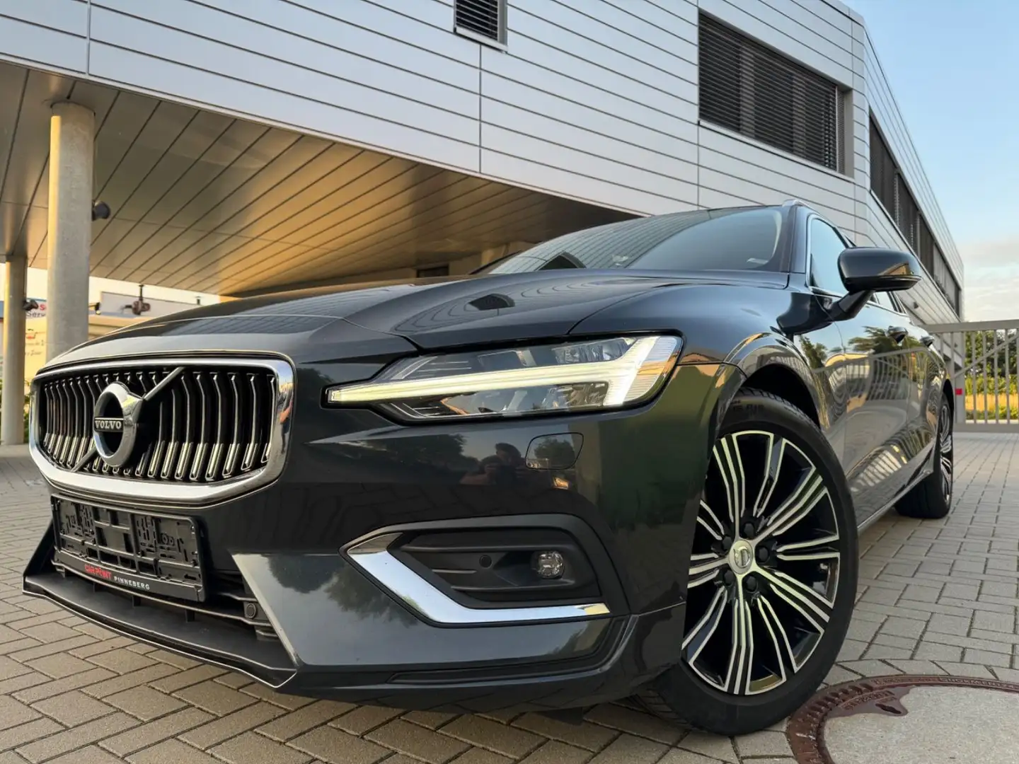 Volvo V60 Kombi Inscription NAVI LED KEYLESS SPURASSIT Gris - 2