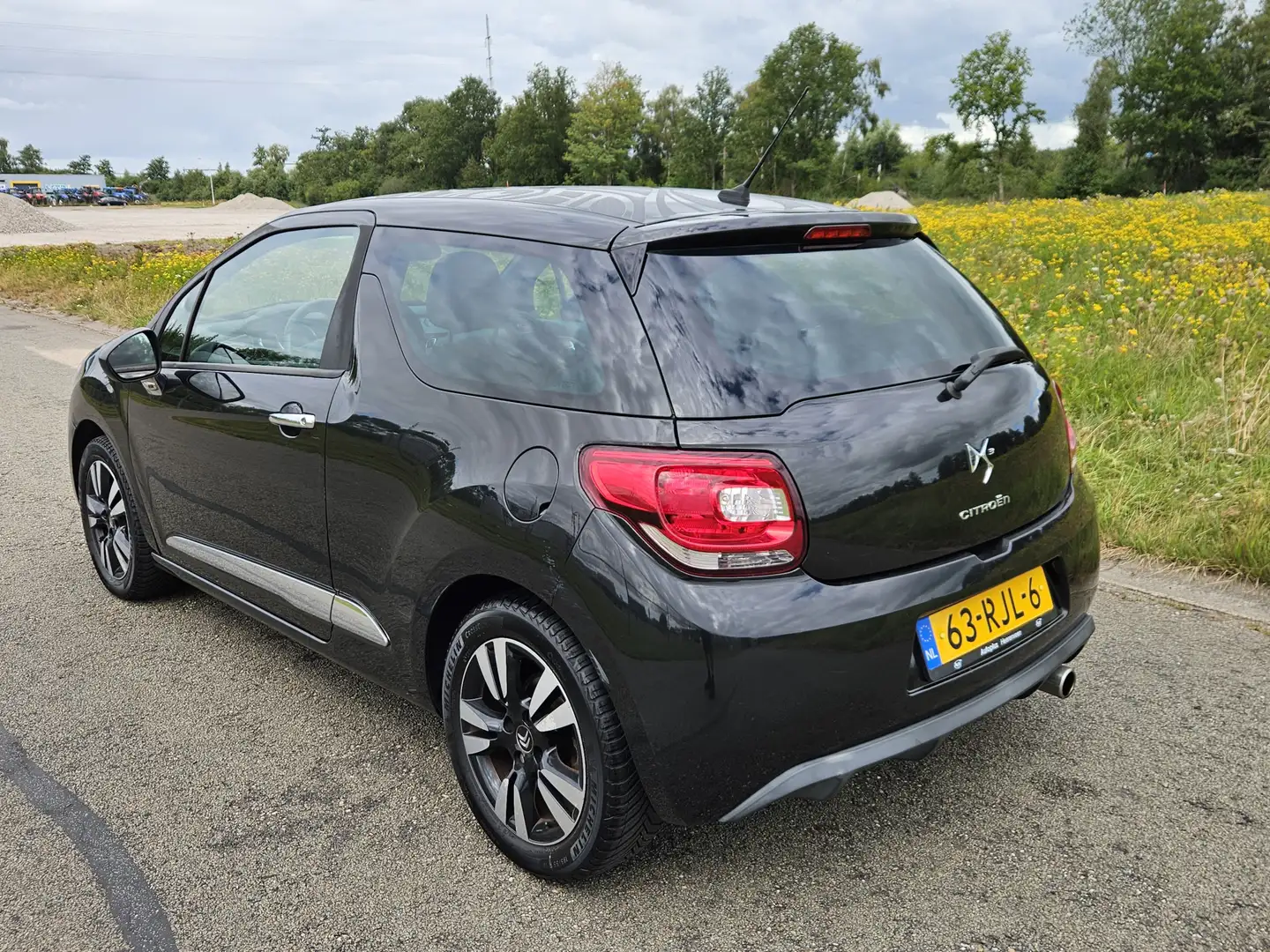 Citroen DS3 1.6 So Chic in Black Noir - 2