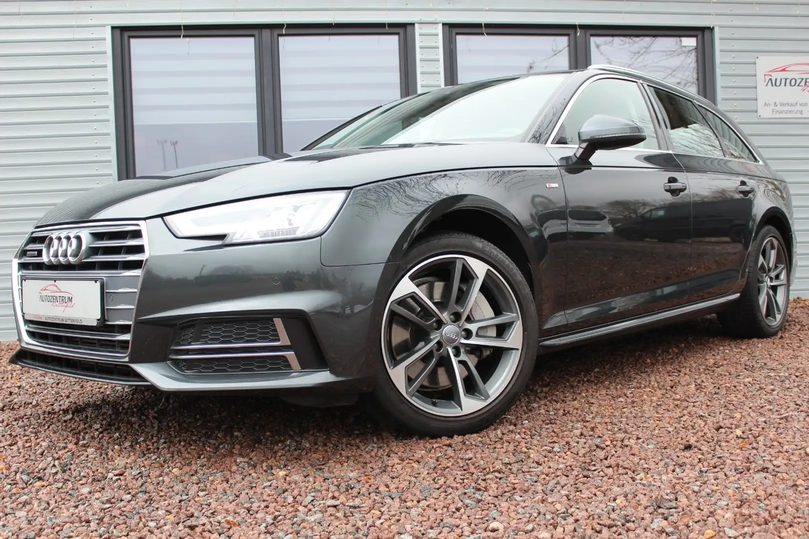 Audi A4 Avant quattro design*AHK*Navi*Tüv,Service neu Grau - 2