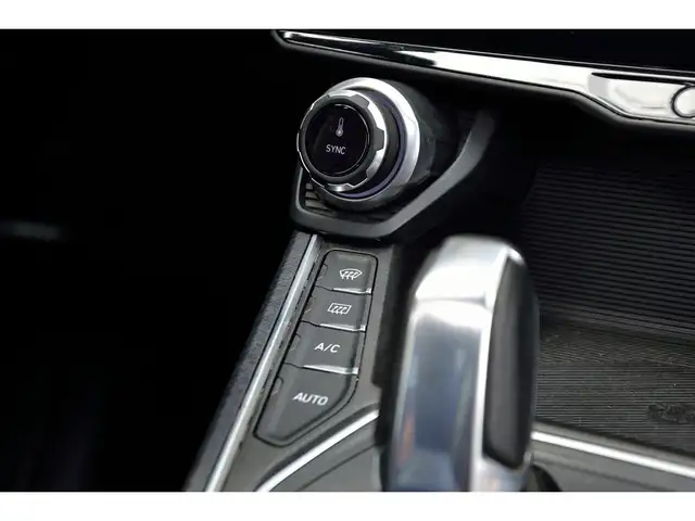 Lynk & Co 01 view 14
